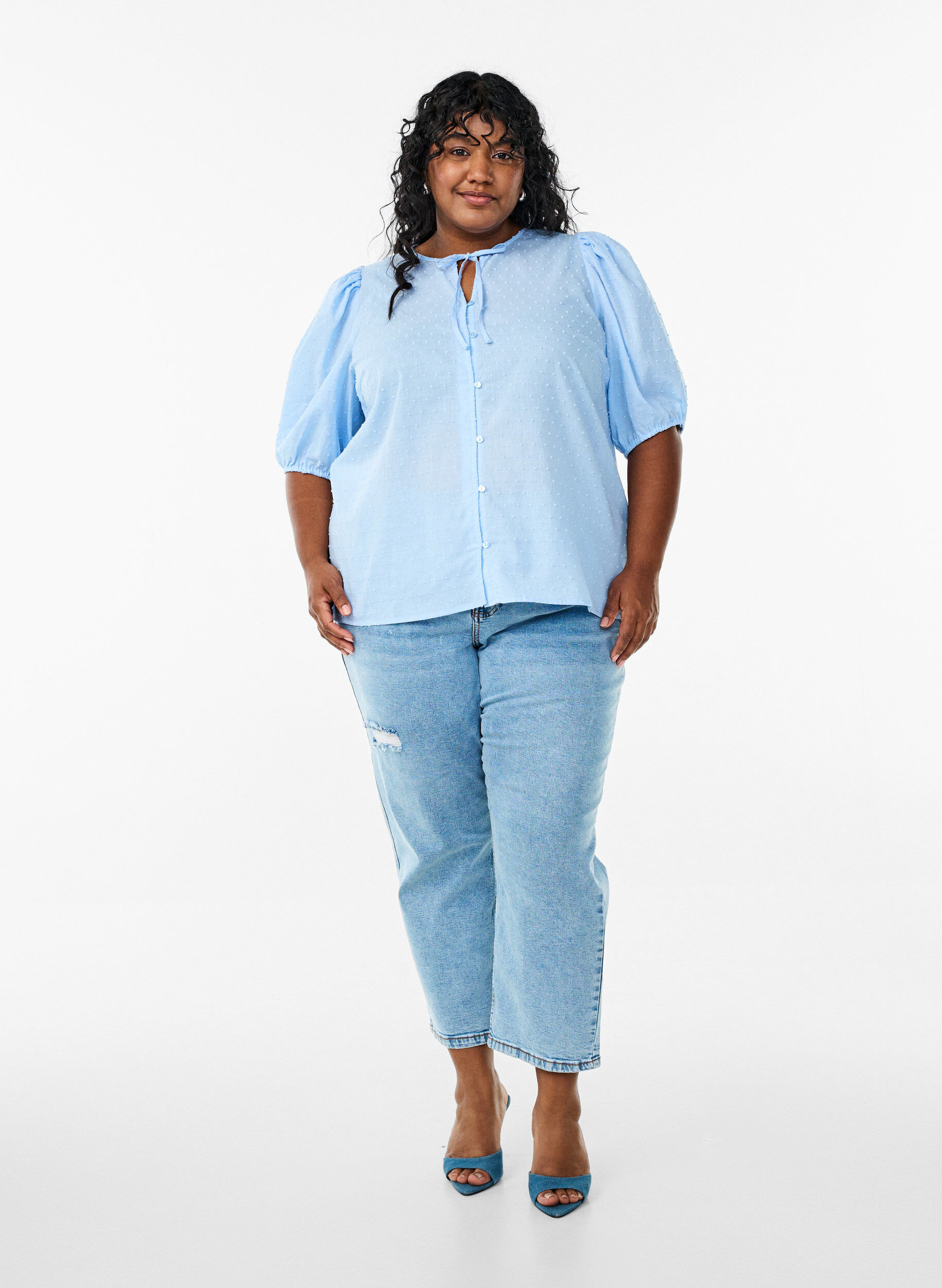 Zizzi Skjortebluse med bindeb&aring;nd og prikket tekstur, Bl&aring;, Model image number 1