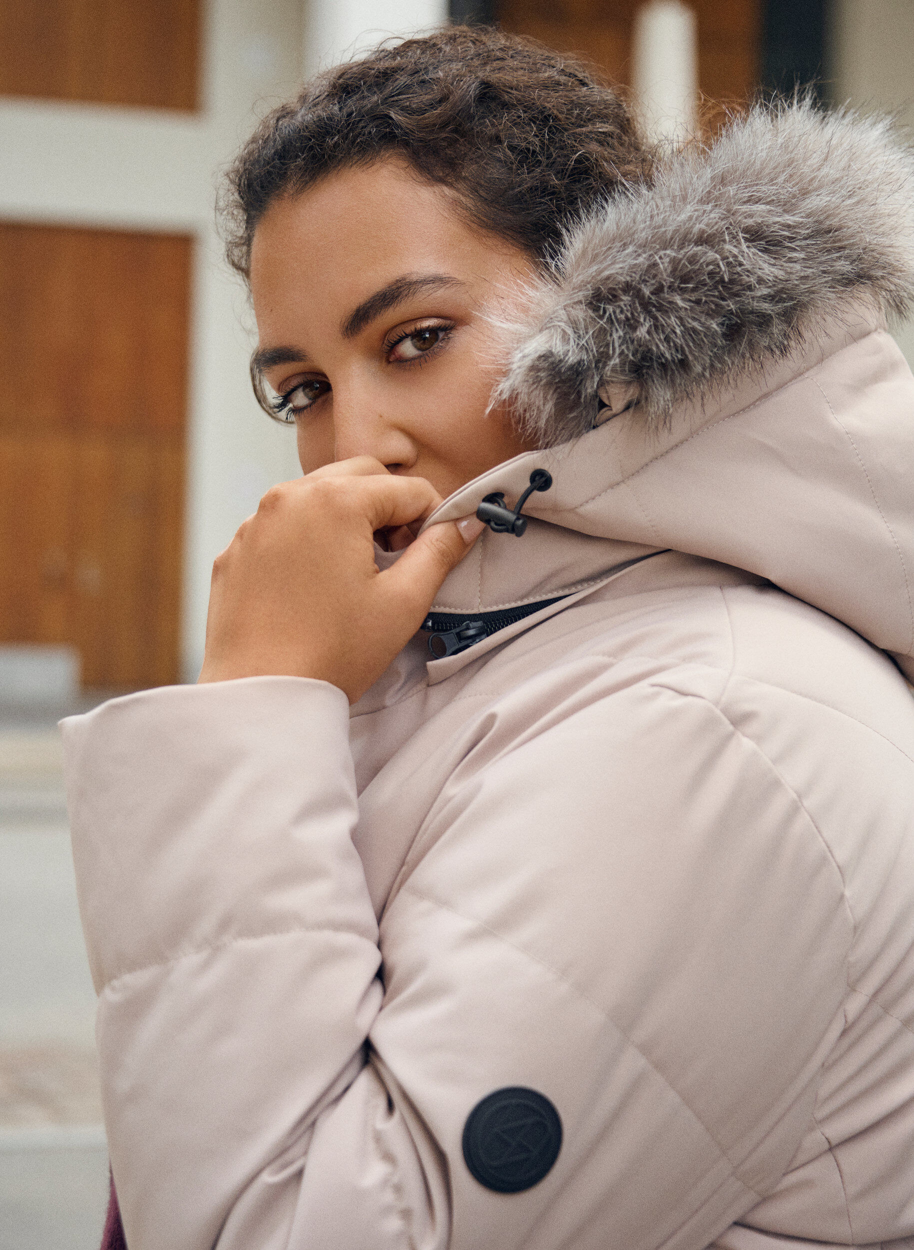 Zizzi Lang vinterjakke med h&aelig;tte og imiteret pelskrave, Beige, Image image number 0