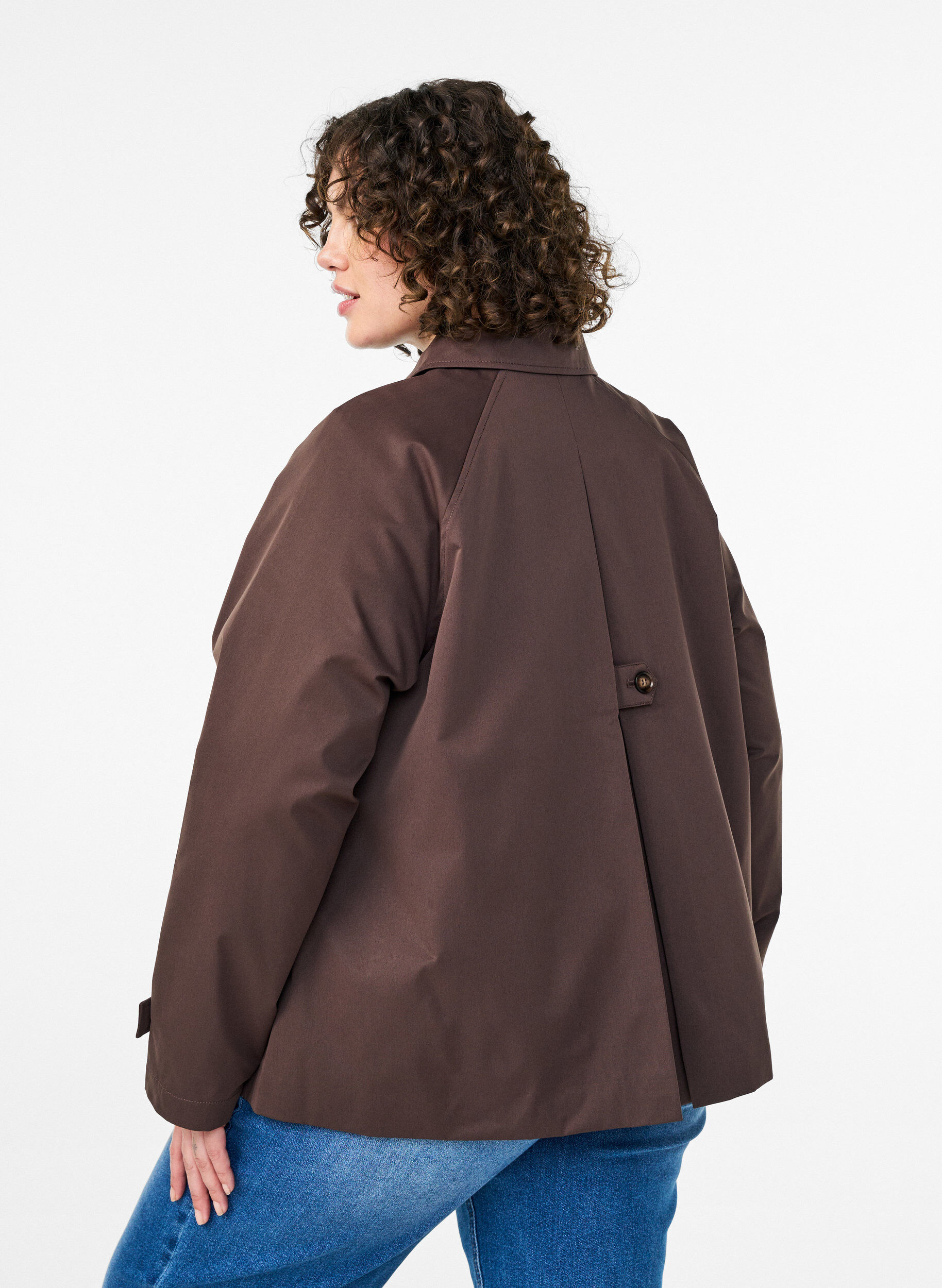 Zizzi Kort trenchcoat med krave og raglan&aelig;rmer, Brun, Model image number 2