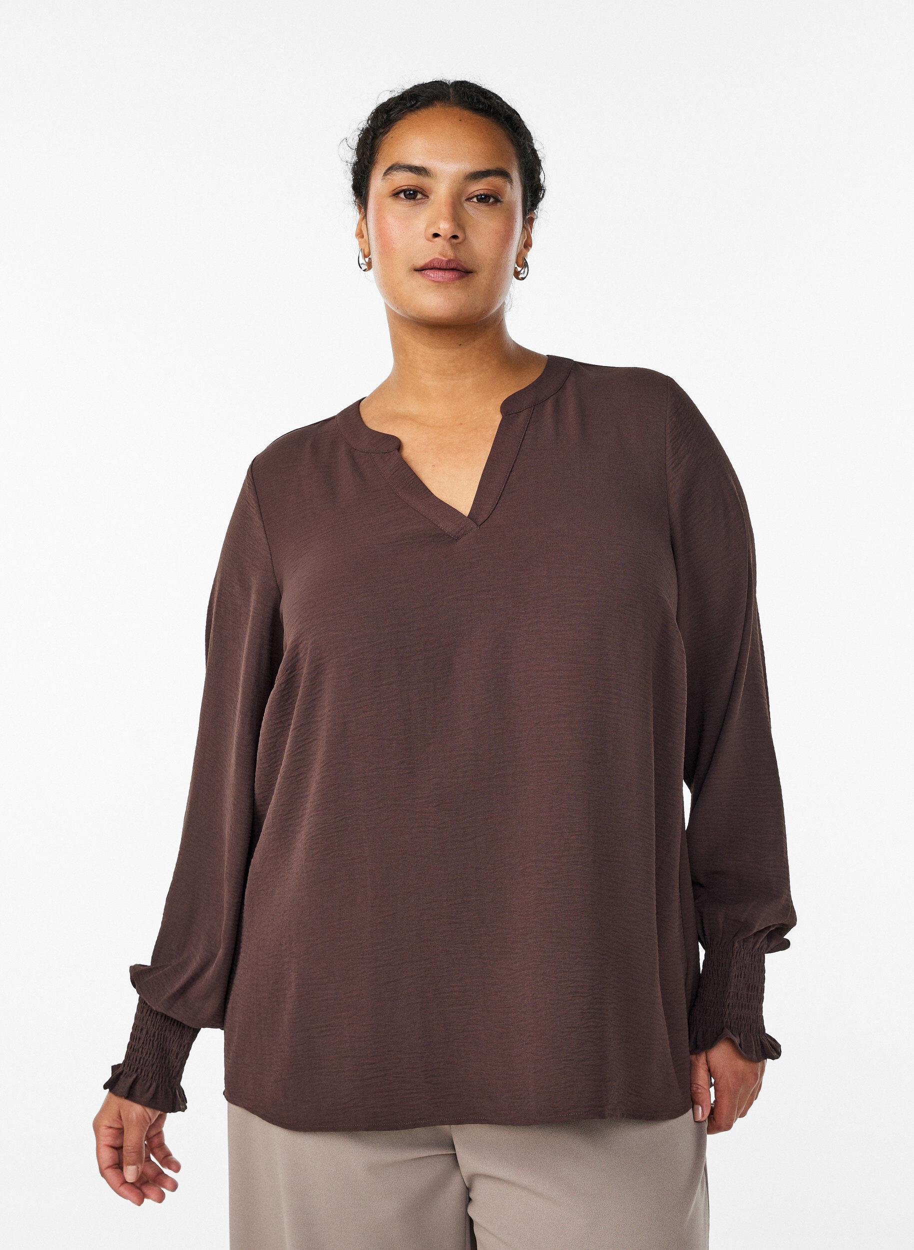 Bluse med smock manchetter og V-udsk&aelig;ring, Brun, Model