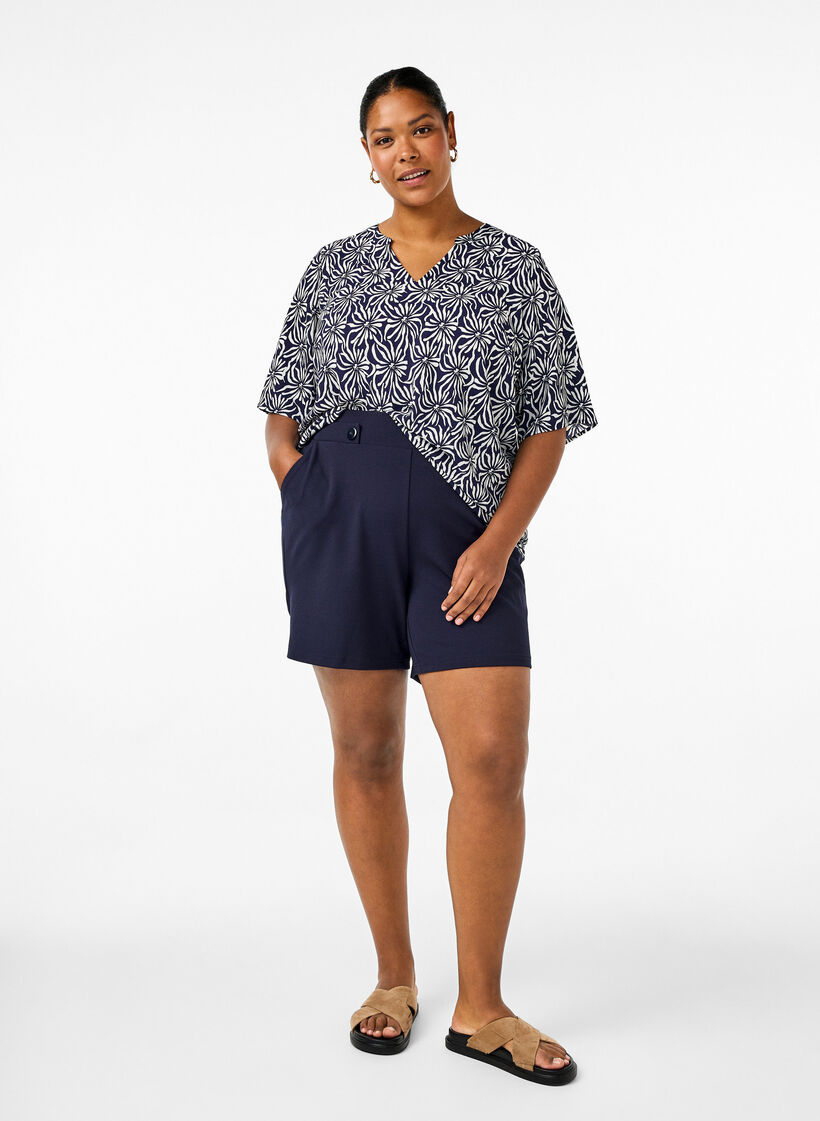 V-hals bluse med blomsterprint, White Blue Flower, Model image number 2