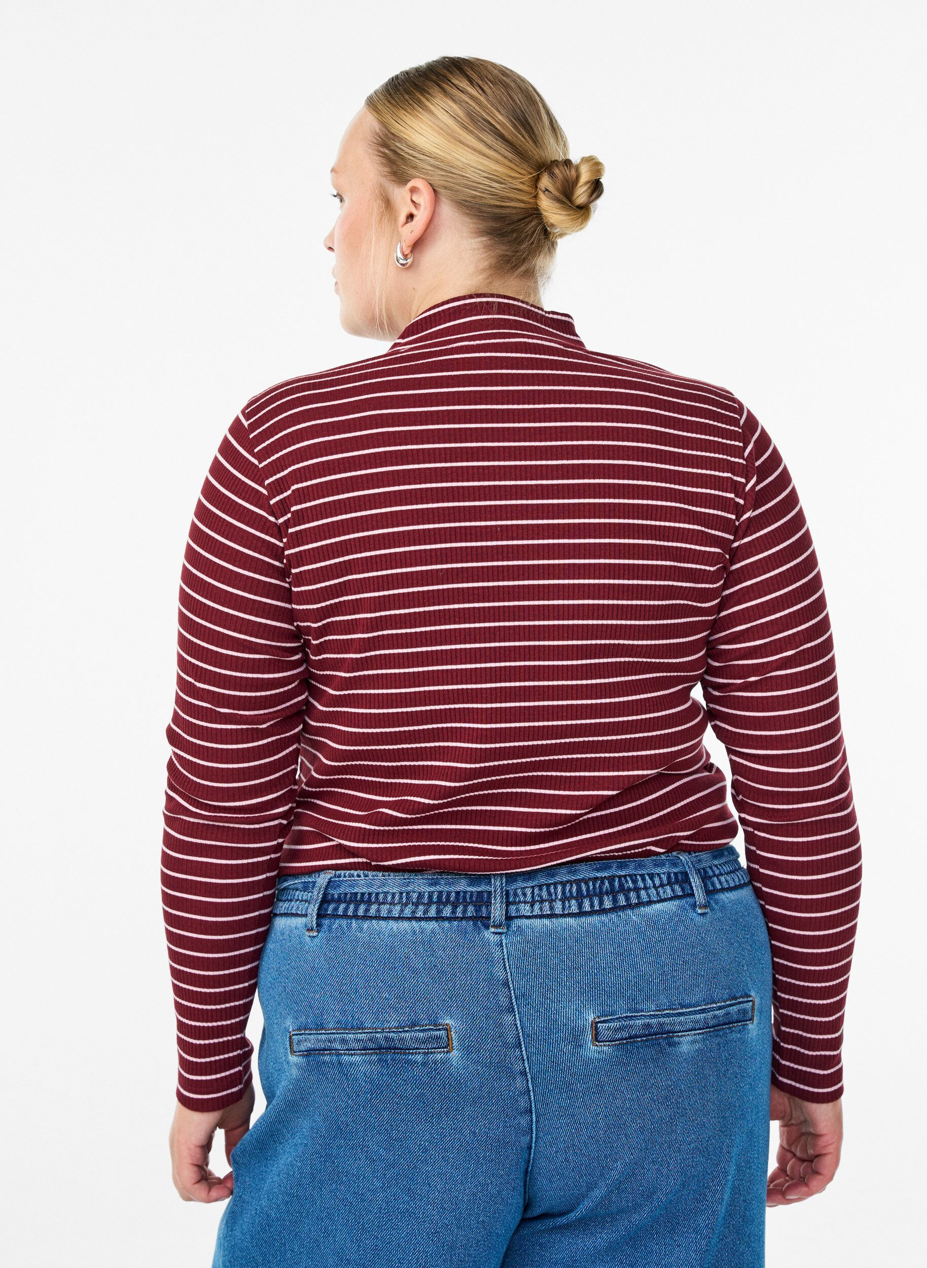 Zizzi Stribet jerseybluse i ribkvalitet med h&oslash;j hals, M&oslash;rk Bordeaux, Model image number 2