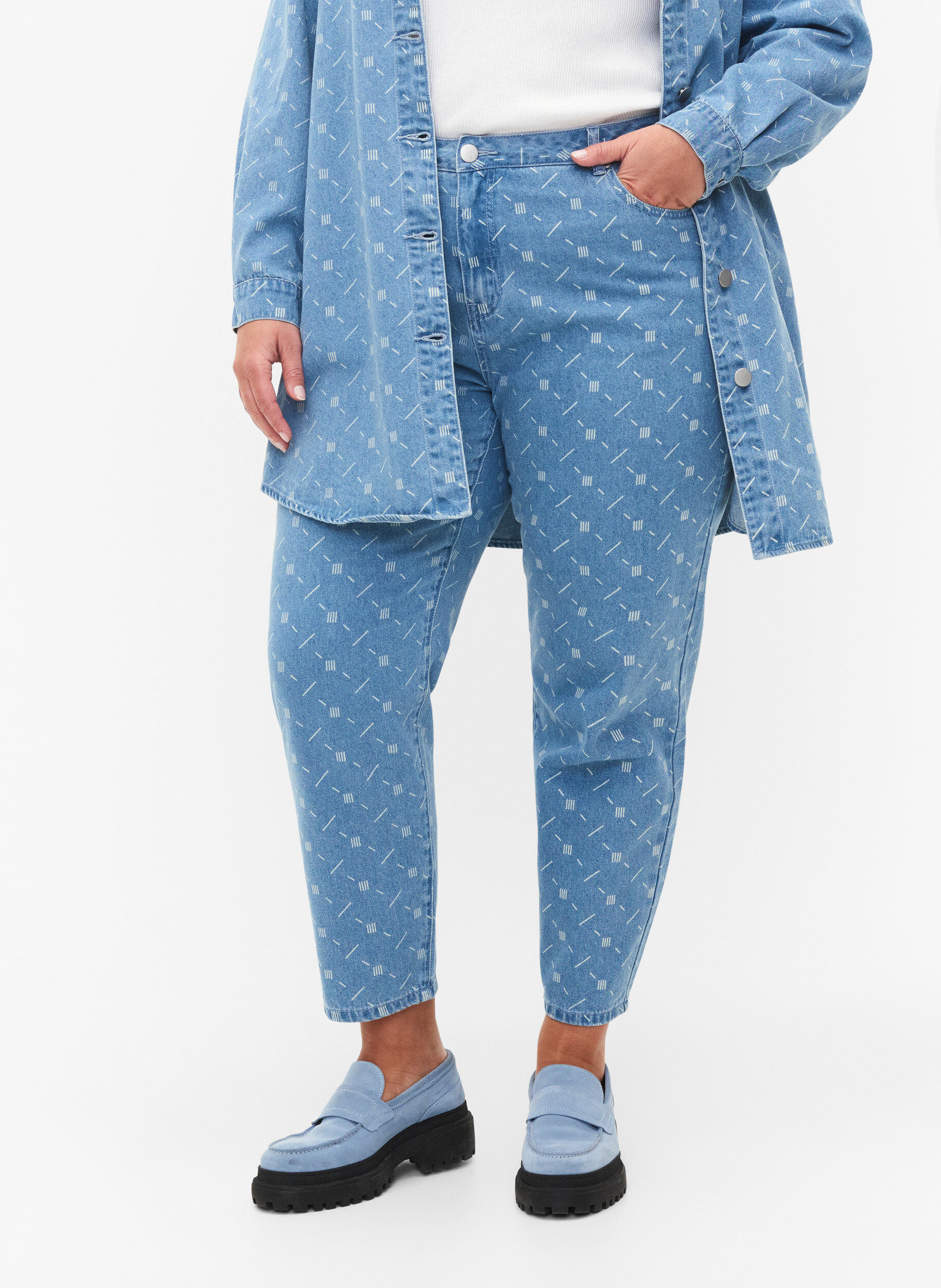 Zizzi Mille mom fit jeans med print, Light blue denim, Model image number 2