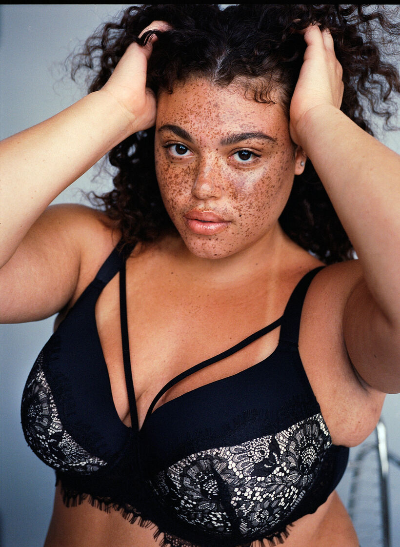 Vatteret bh med blonder og string, Black, Image image number 0