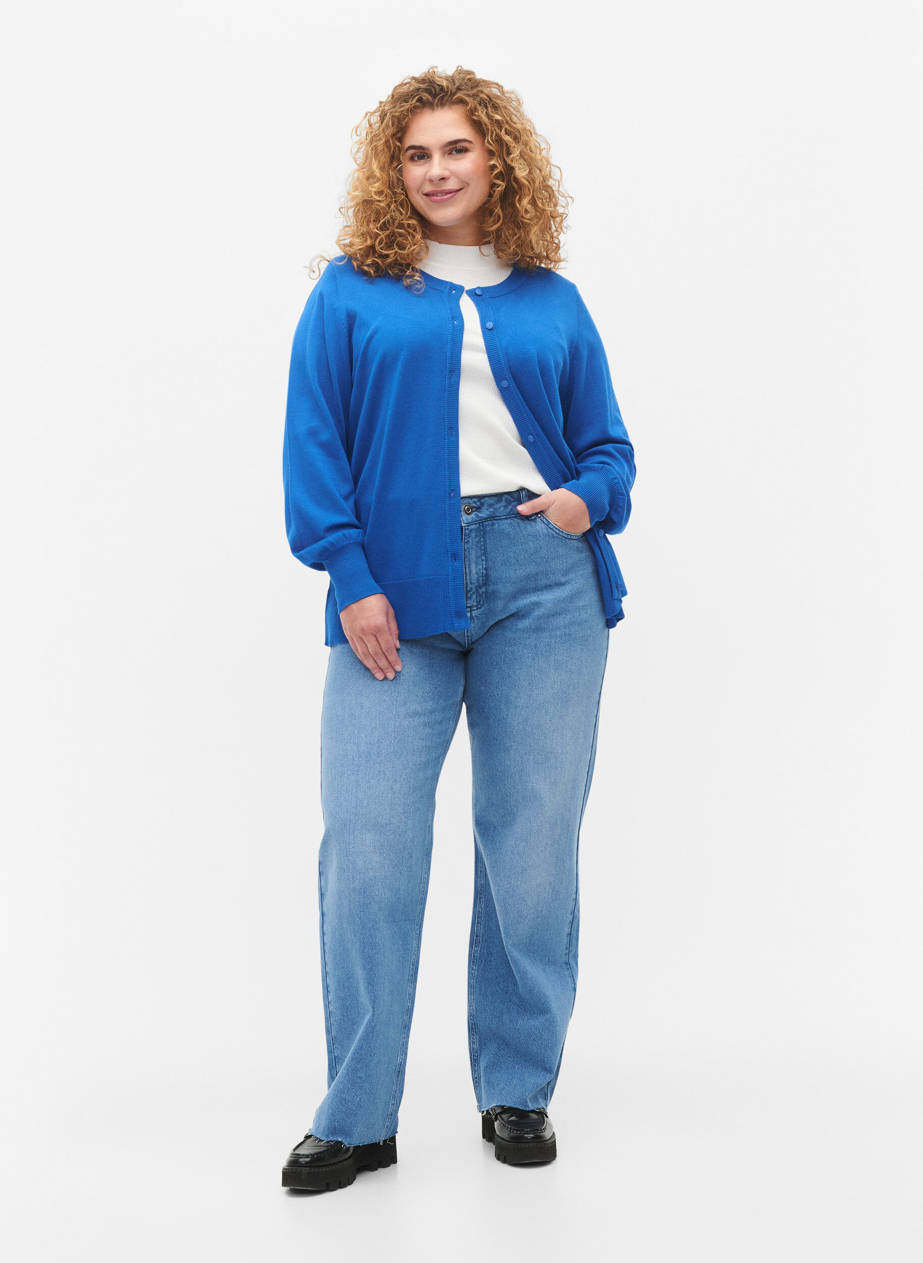 Zizzi Strikcardigan i viskose med knapper, Princess Blue, Model image number 2