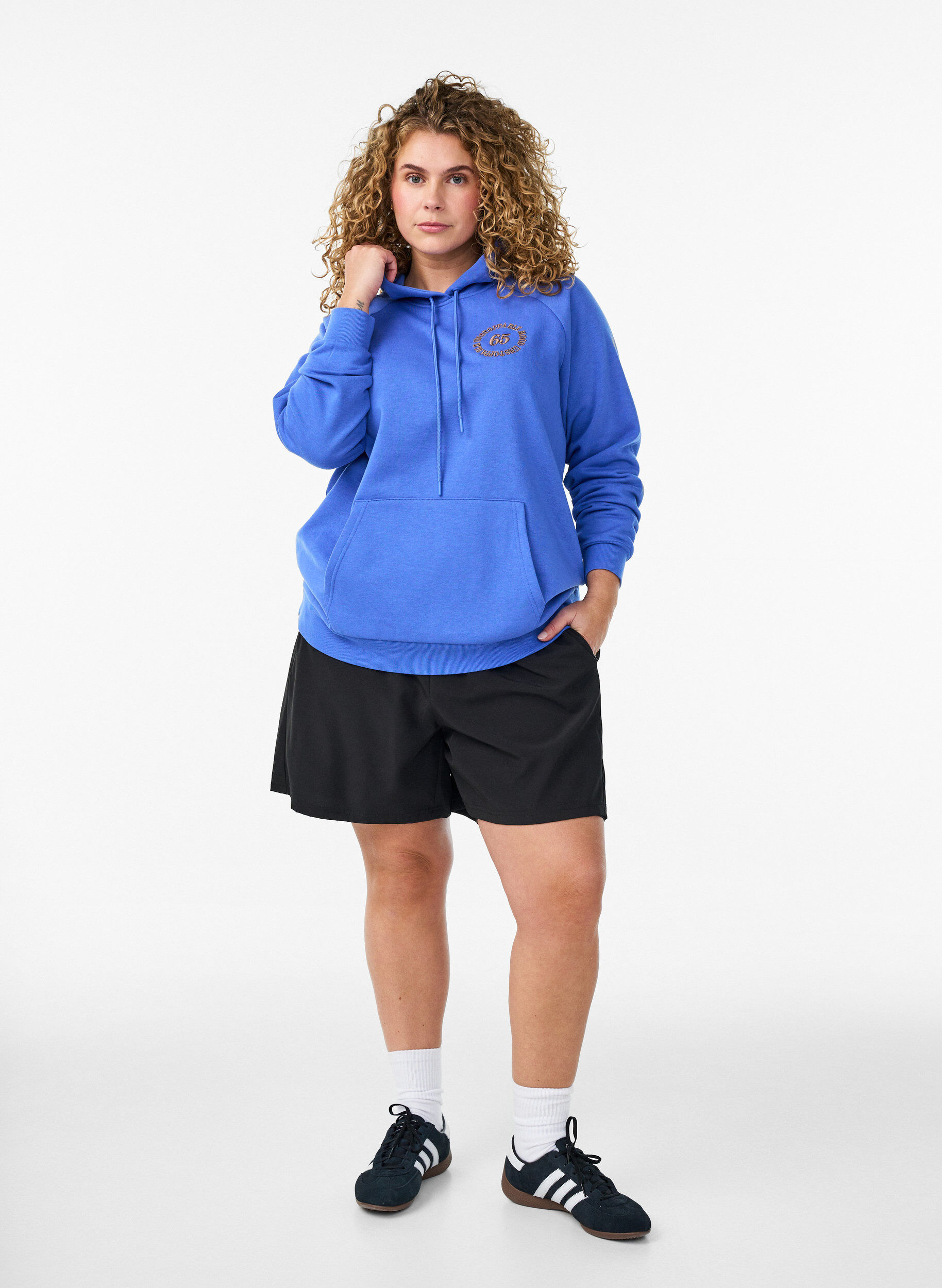 ZizziH&aelig;ttetr&oslash;je med broderet frontmotiv, Bl&aring;, Model image number 1