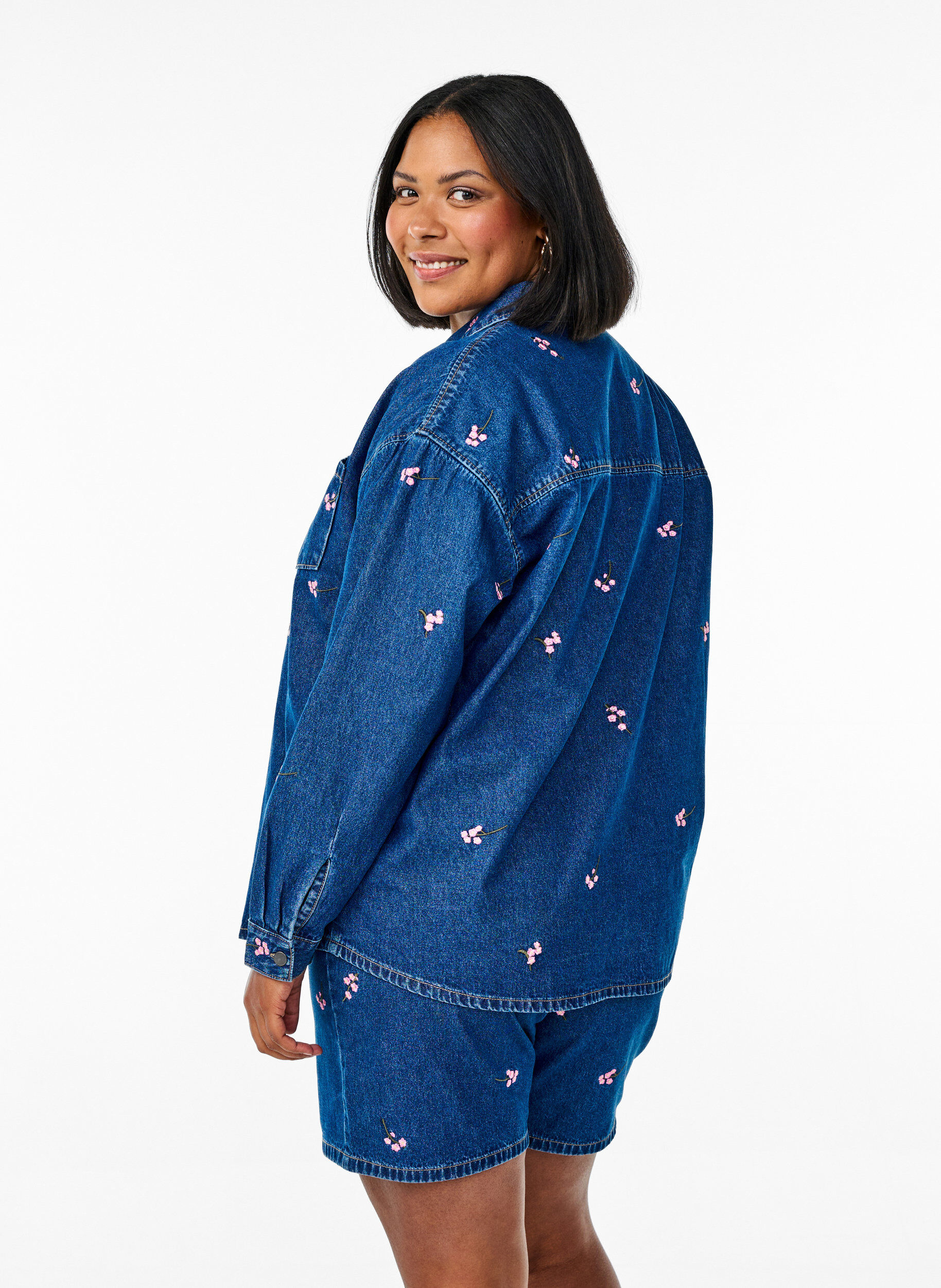 ZizziDenim shorts med broderede blomster, Bl&aring;, Model image number 2