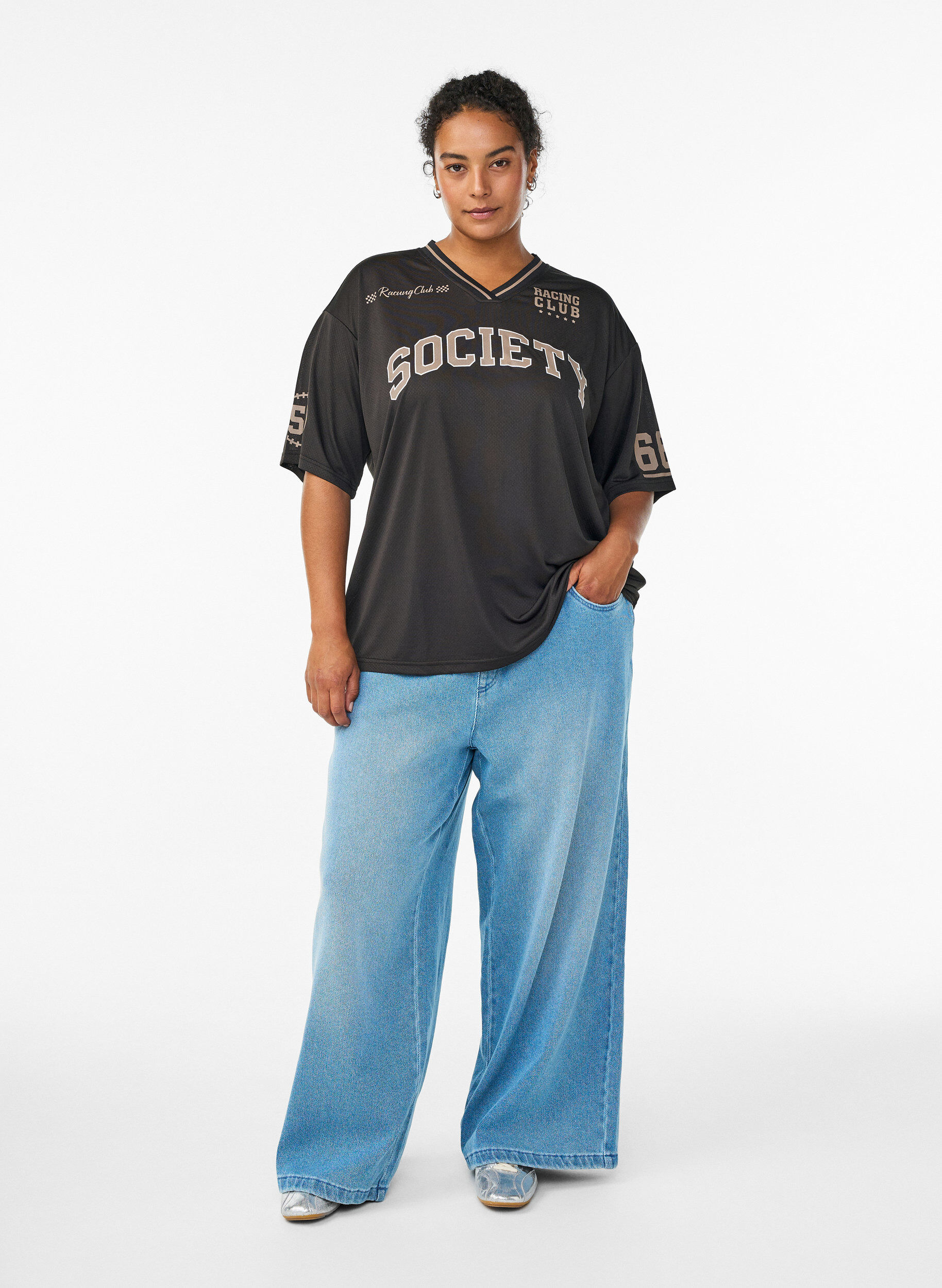 Zizzi Sporty T-shirt med V-udsk&aelig;ring og racingprint, Sort, Model image number 1