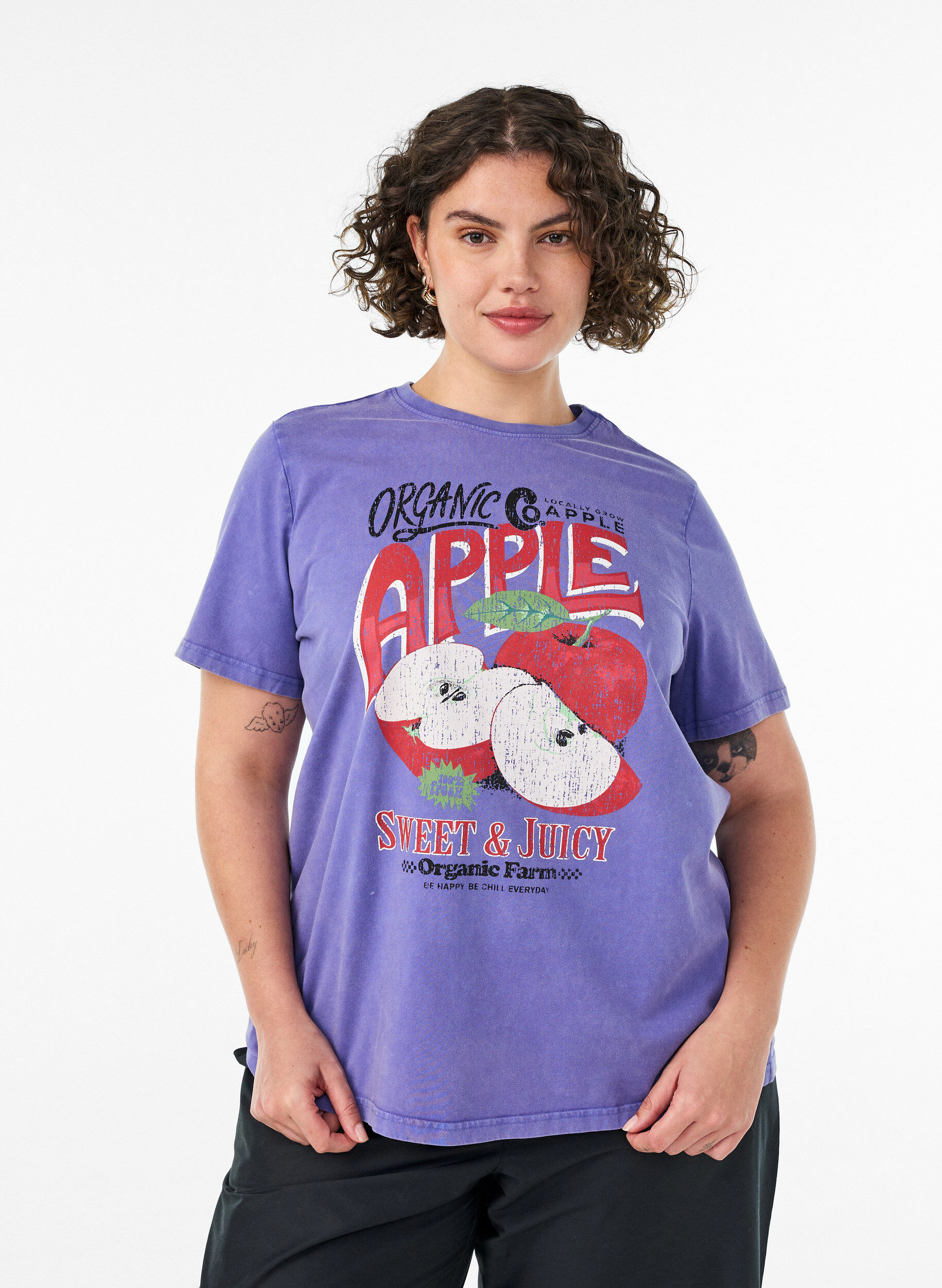 T-shirt i bomuld med frontprint og vasket look, Lilla, Model