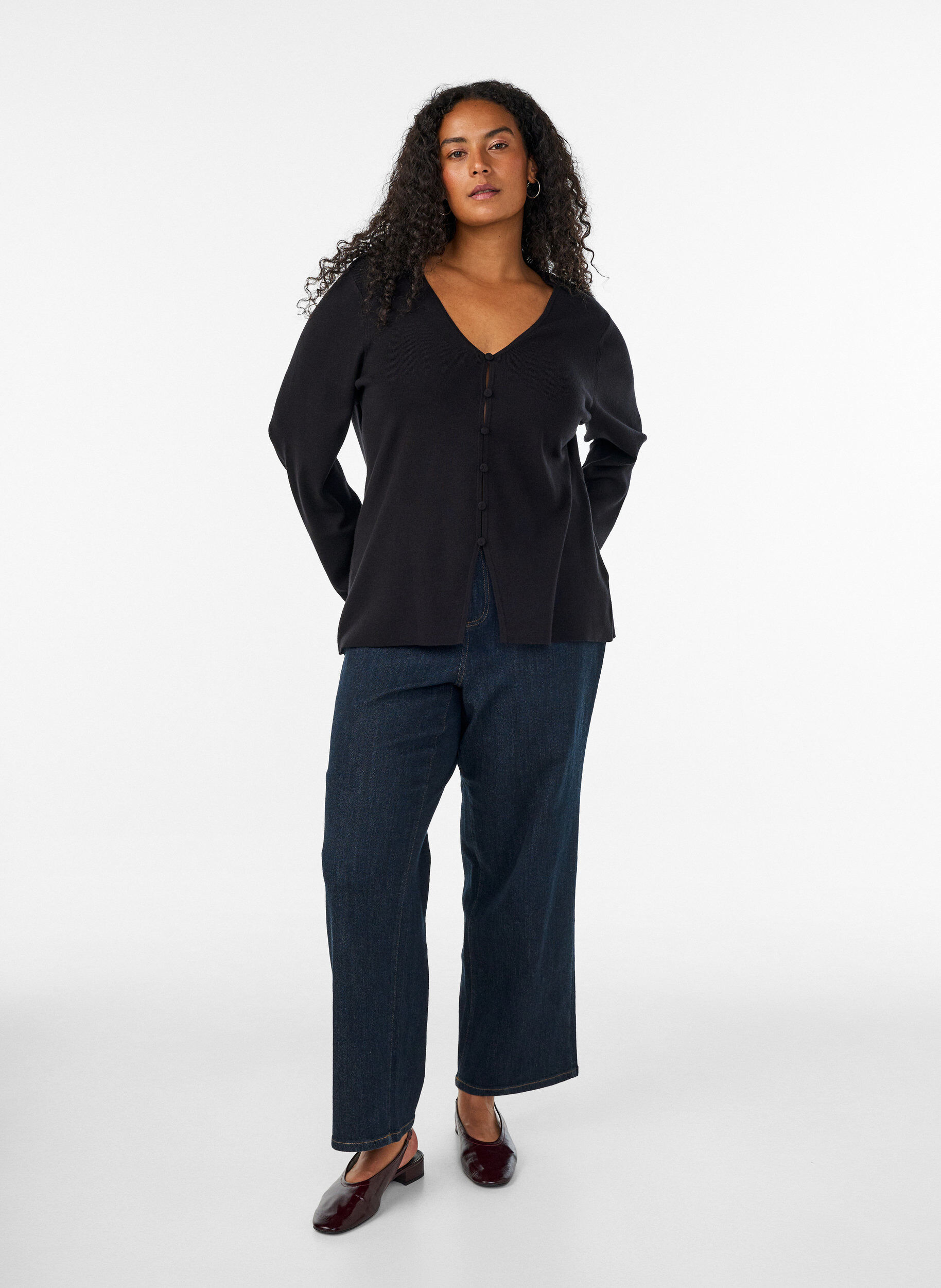 ZizziFinstrikket cardigan med stofbetrukne knapper, Sort, Model image number 1