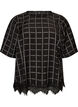 Ternet bluse med blondekant og albuelange &aelig;rmer, Sort, Packshot image number 0
