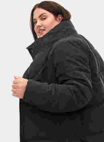 Kort vinterjakke med lynlås og høj halskrave, Black, Model image number 2