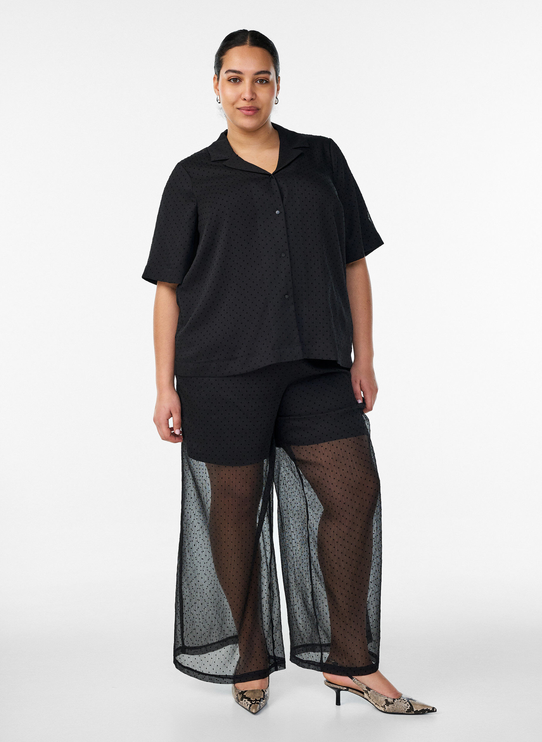 ZizziSkjortebluse med prikker og reverskrave, Sort, Model image number 1