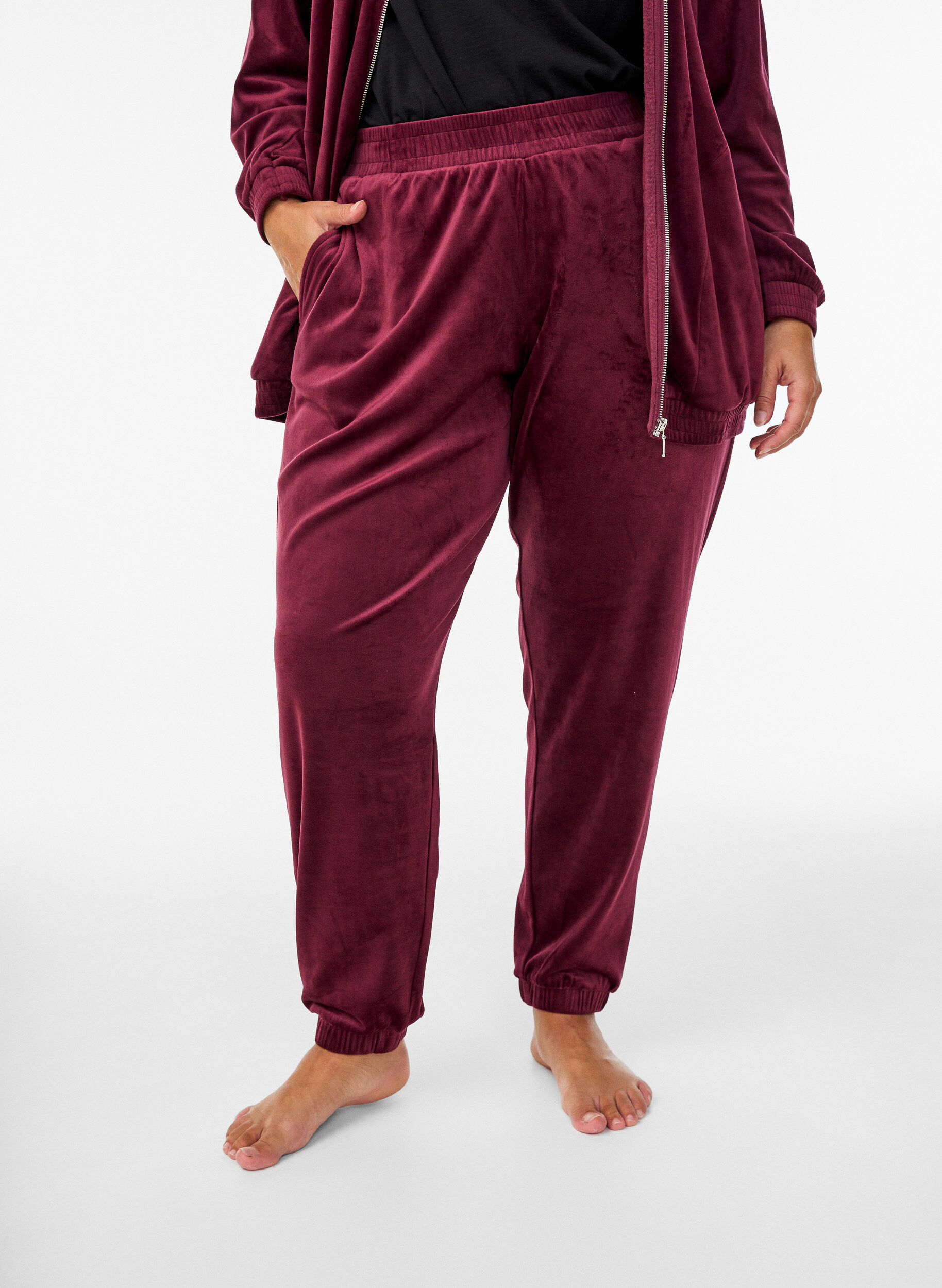 Zizzi L&oslash;se bukser i velour, M&oslash;rk Bordeaux, Model image number 2
