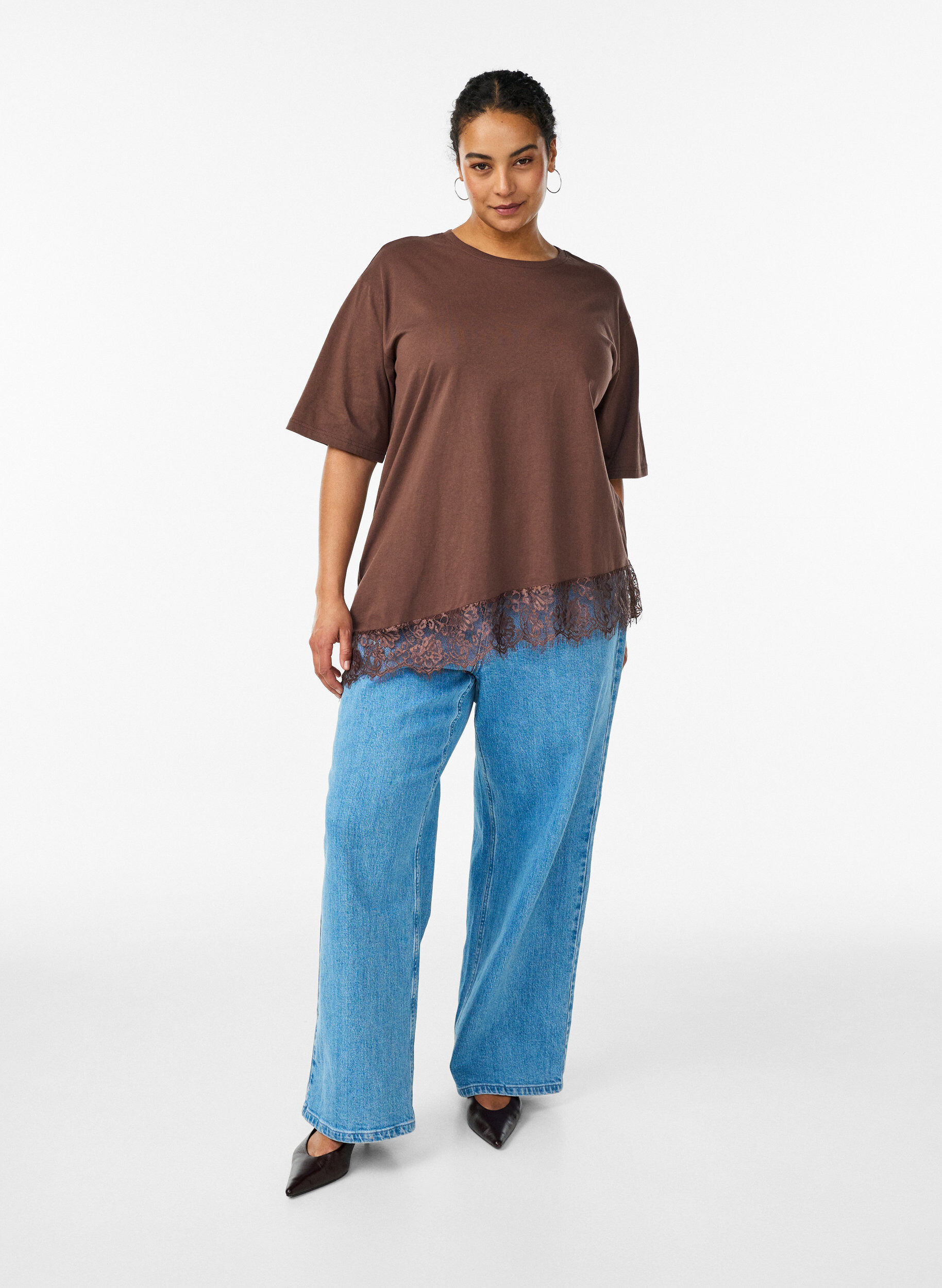 Zizzi T-shirt med asymmetrisk blondekant, Brun, Model image number 1