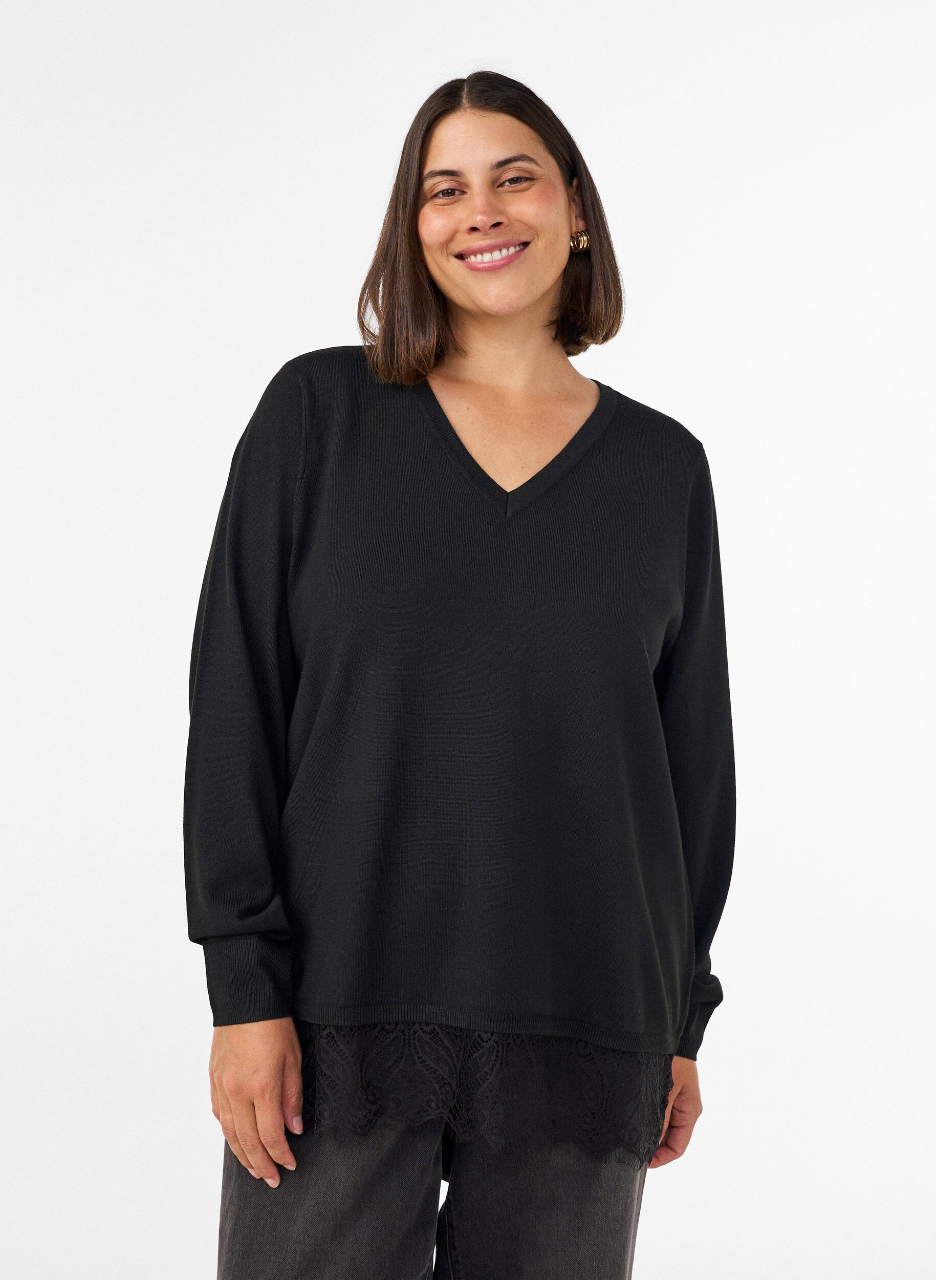 Strikbluse med V-hals og blondekant, Sort, Model