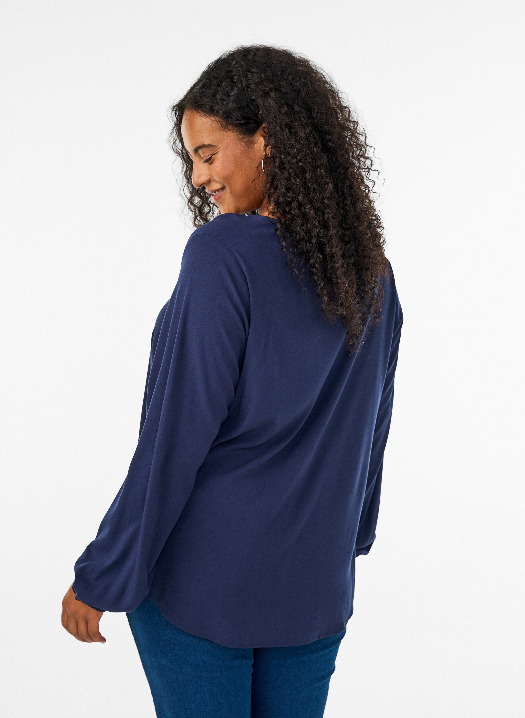 ZizziViskosebluse med V-hals og lange &aelig;rmer, Bl&aring;, Model image number 2