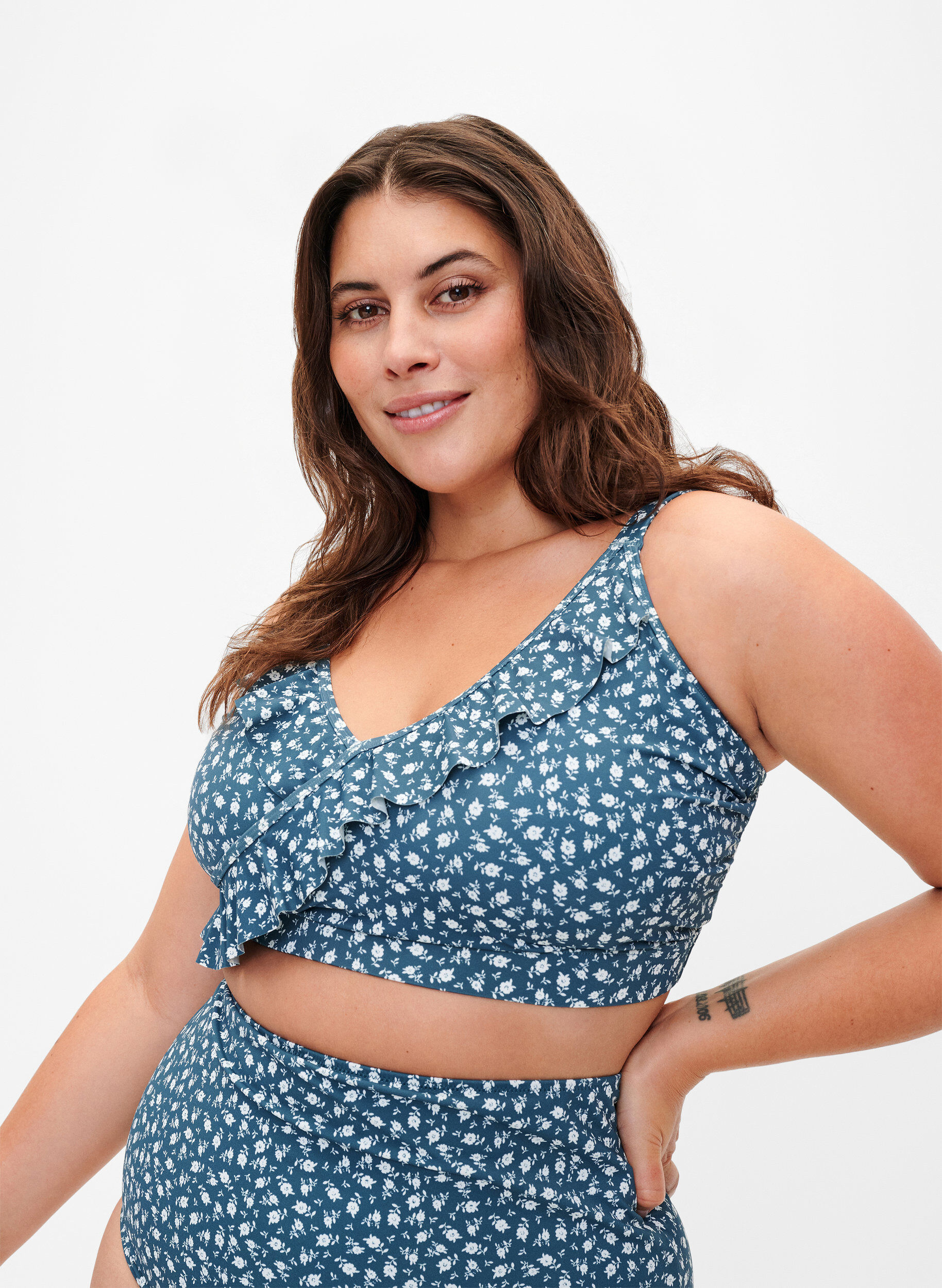 Zizzi Blomstret bikini bh med fl&aelig;sedetaljer, Bl&aring;, Model image number 0