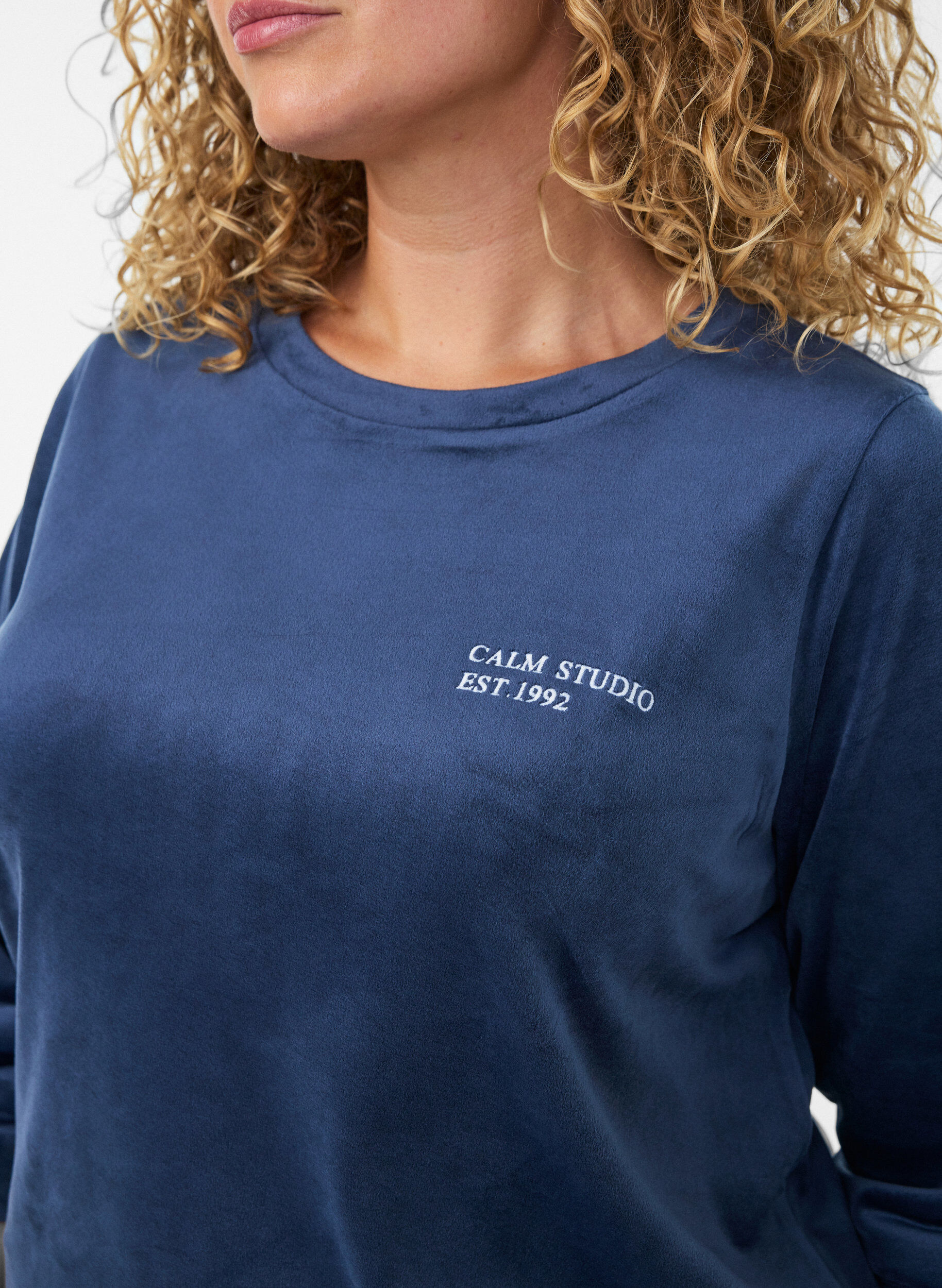 ZizziVelourbluse med broderet tekstmotiv, Bl&aring;, Model image number 3