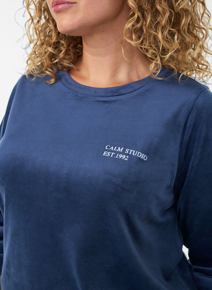 Velourbluse med broderet tekstmotiv, Bl&aring;, Model image number 3