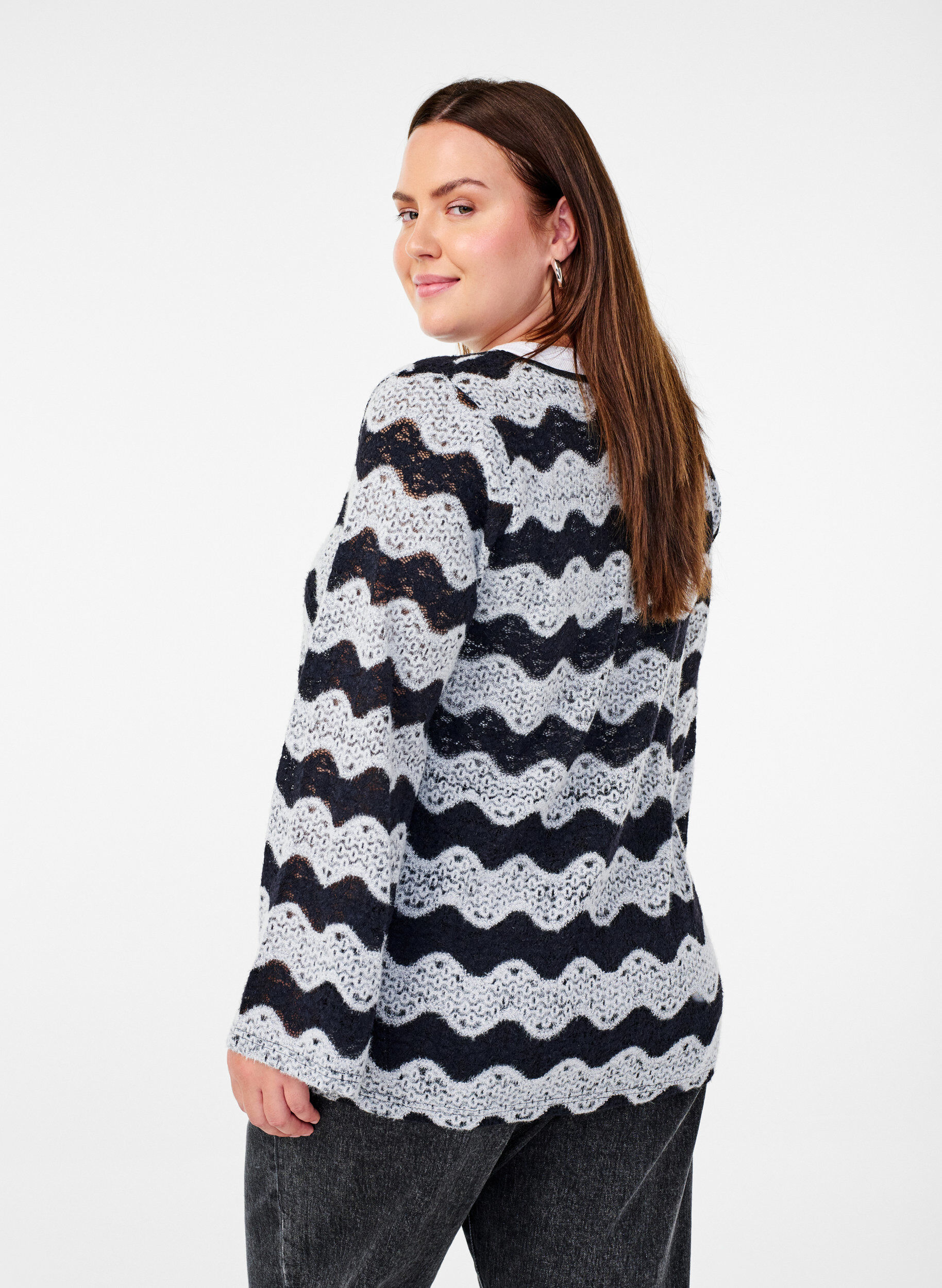 Zizzi Strikcardigan med b&oslash;lgem&oslash;nster, Black Stripe, Model image number 1