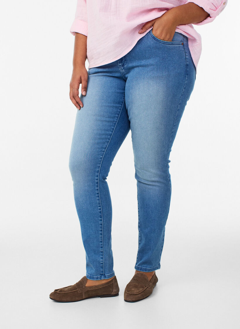 Slim fit Emily jeans med regul&aelig;r talje, Bl&aring;, Model image number 2