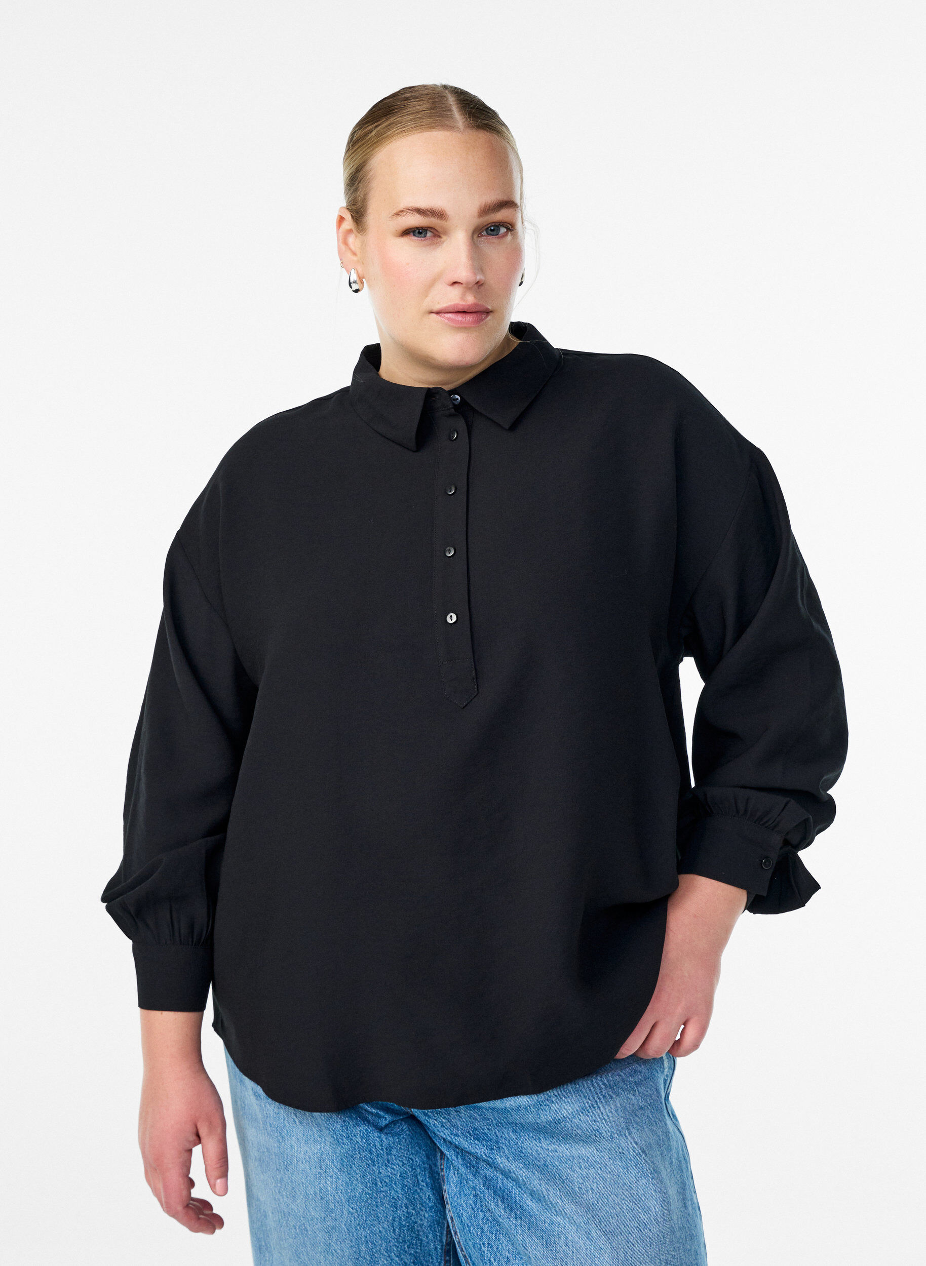 Skjortebluse med knapdetalje bagp&aring;, Sort, Model