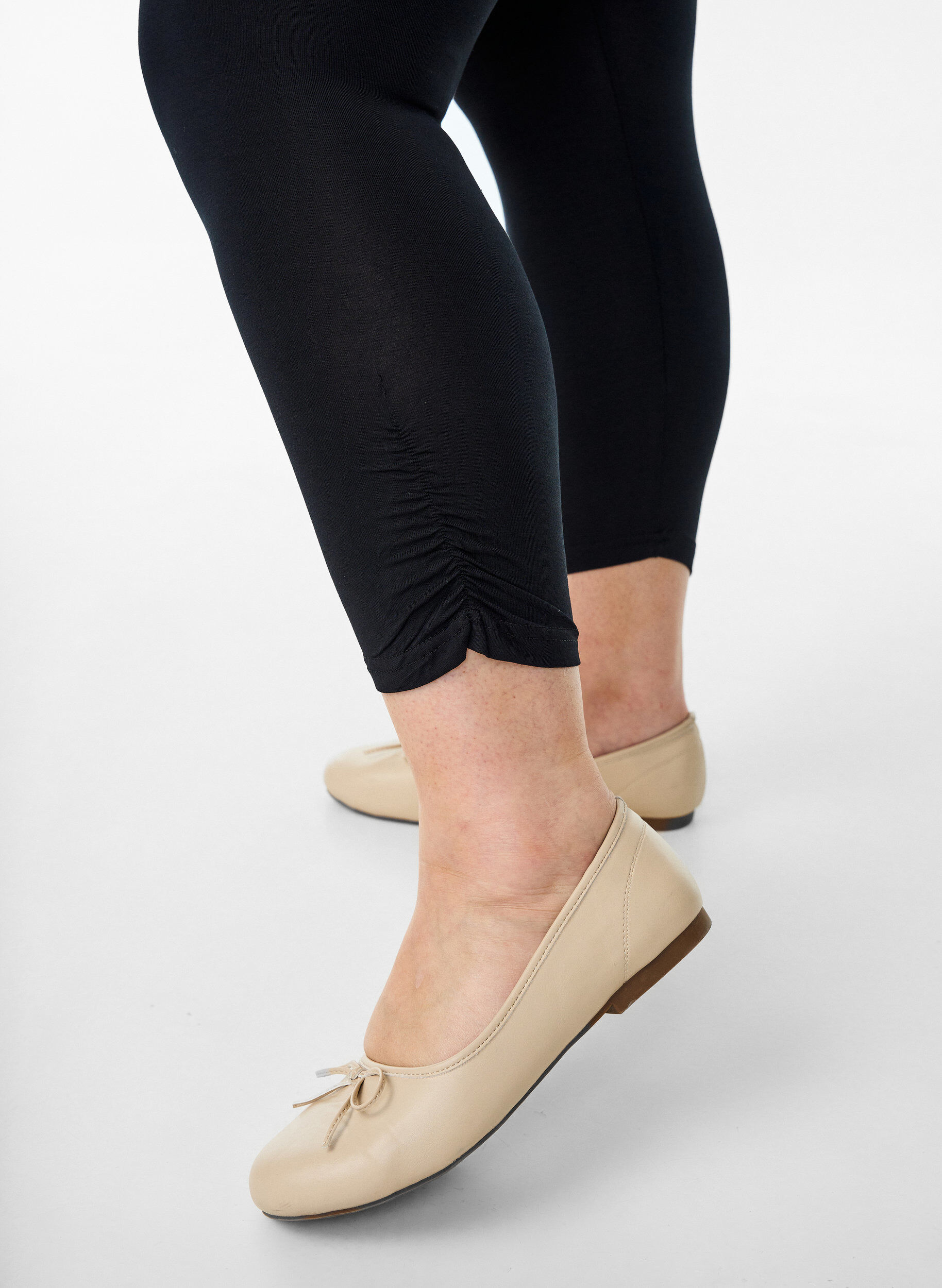 Zizzi Basis 3/4 leggings med rynkedetalje , Sort, Model image number 3