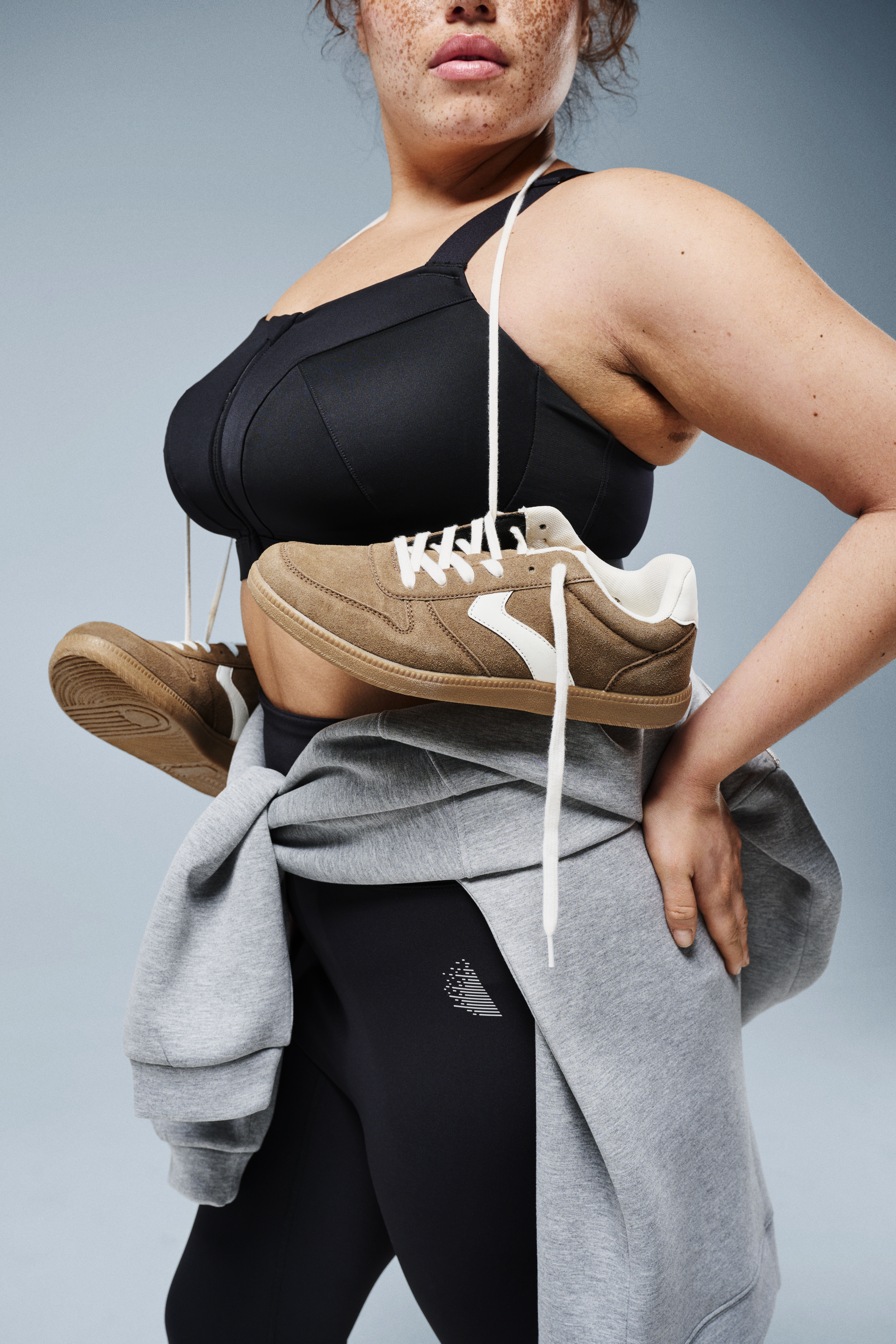 Zizzi Sports look med h&aelig;ttetr&oslash;je, , Model