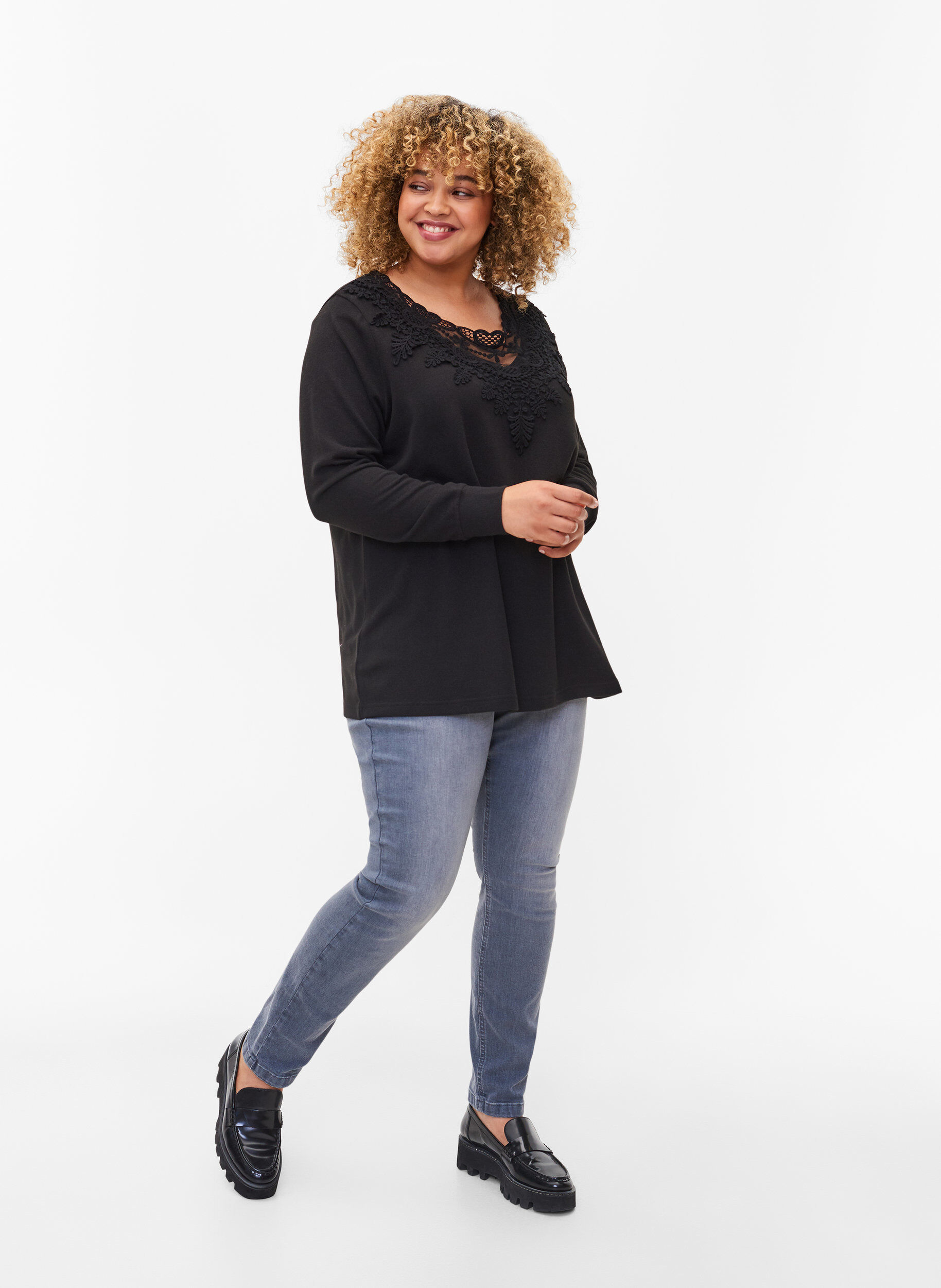 Zizzi Lang&aelig;rmet bluse med blondedetaljer, Black, Model image number 2