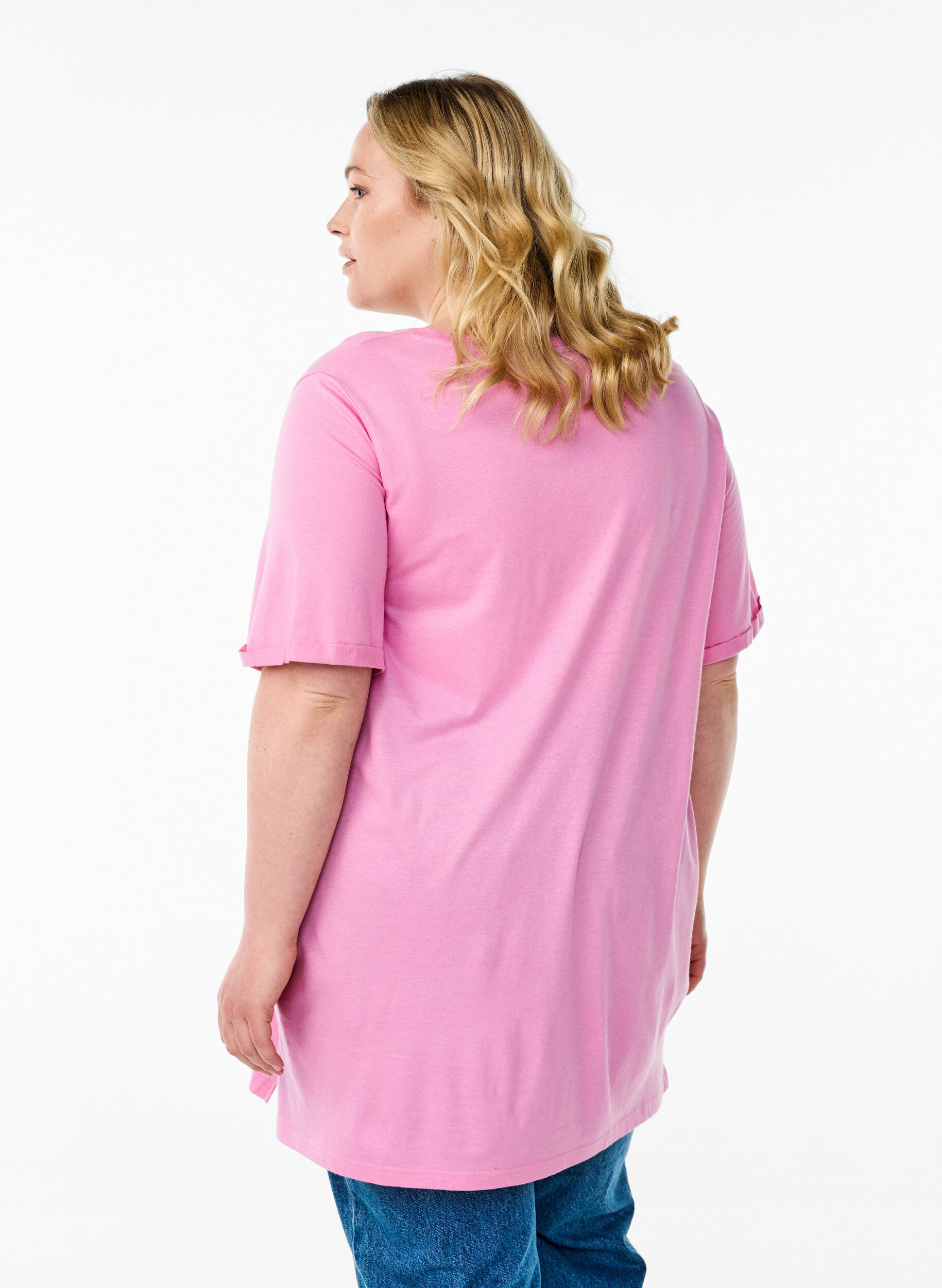 Zizzi Ensfarvet oversize t-shirt med v-hals, Lyser&oslash;d, Model image number 2