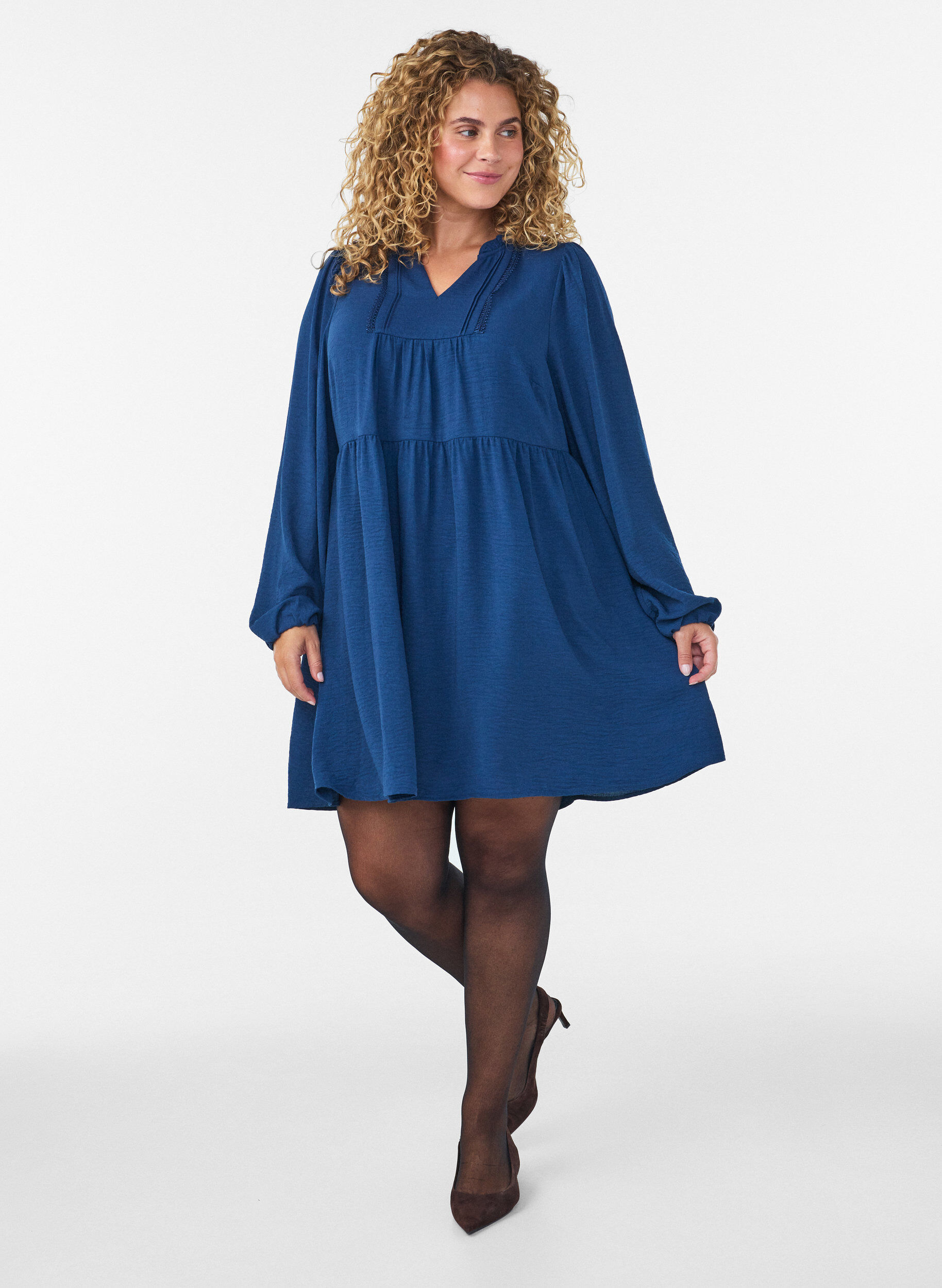 ZizziA-formet kjole med empiresk&aelig;ring, Bl&aring;, Model image number 1