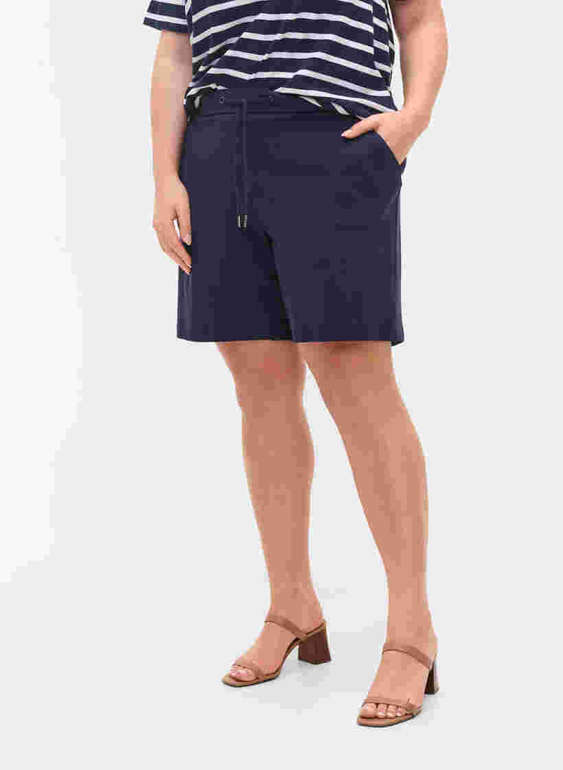 Løse shorts med bindesnøre og lommer, Navy Blazer, Model image number 2