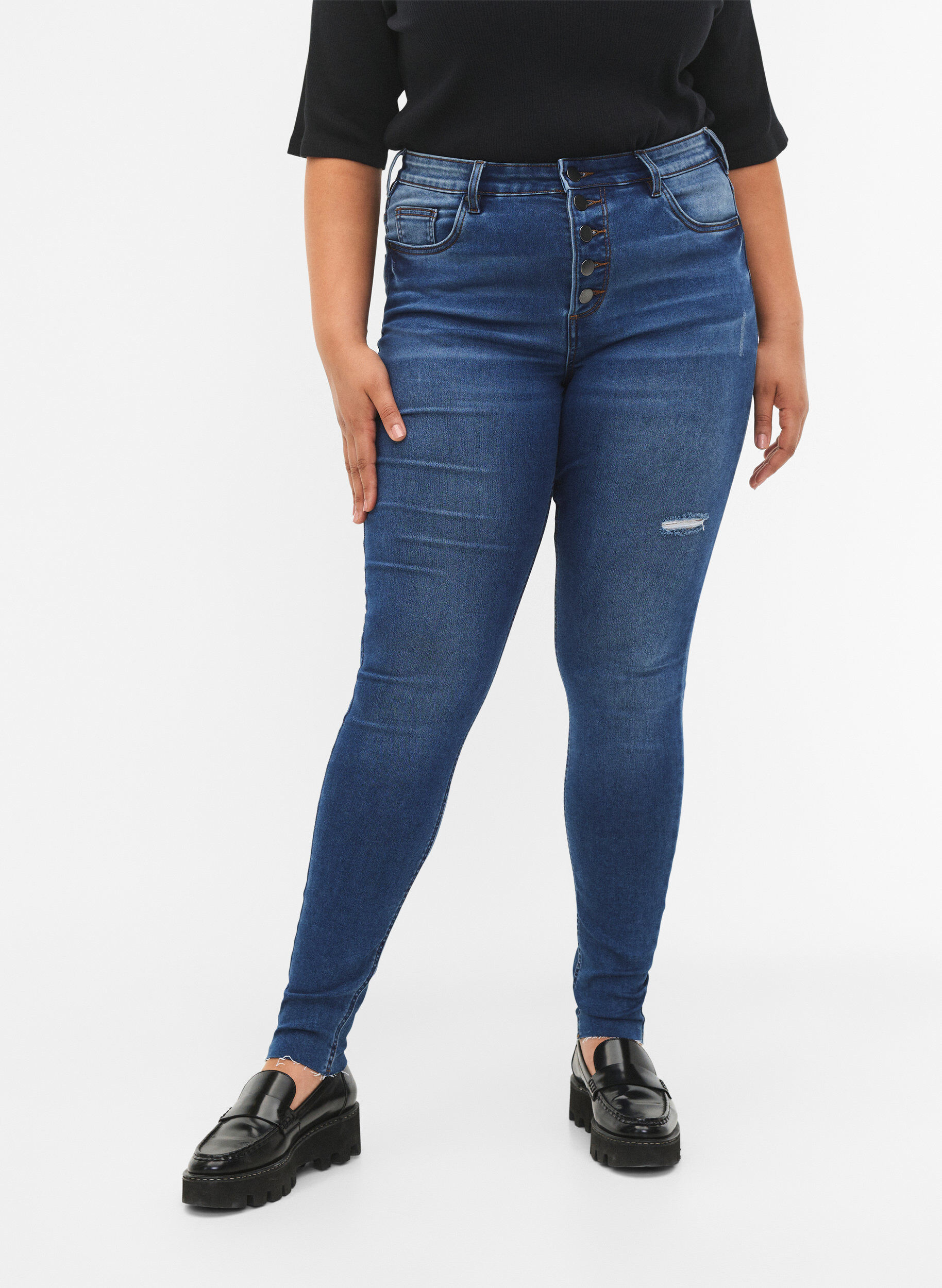 Zizzi H&oslash;jtaljede Amy jeans med knapper, Blue denim, Model image number 2