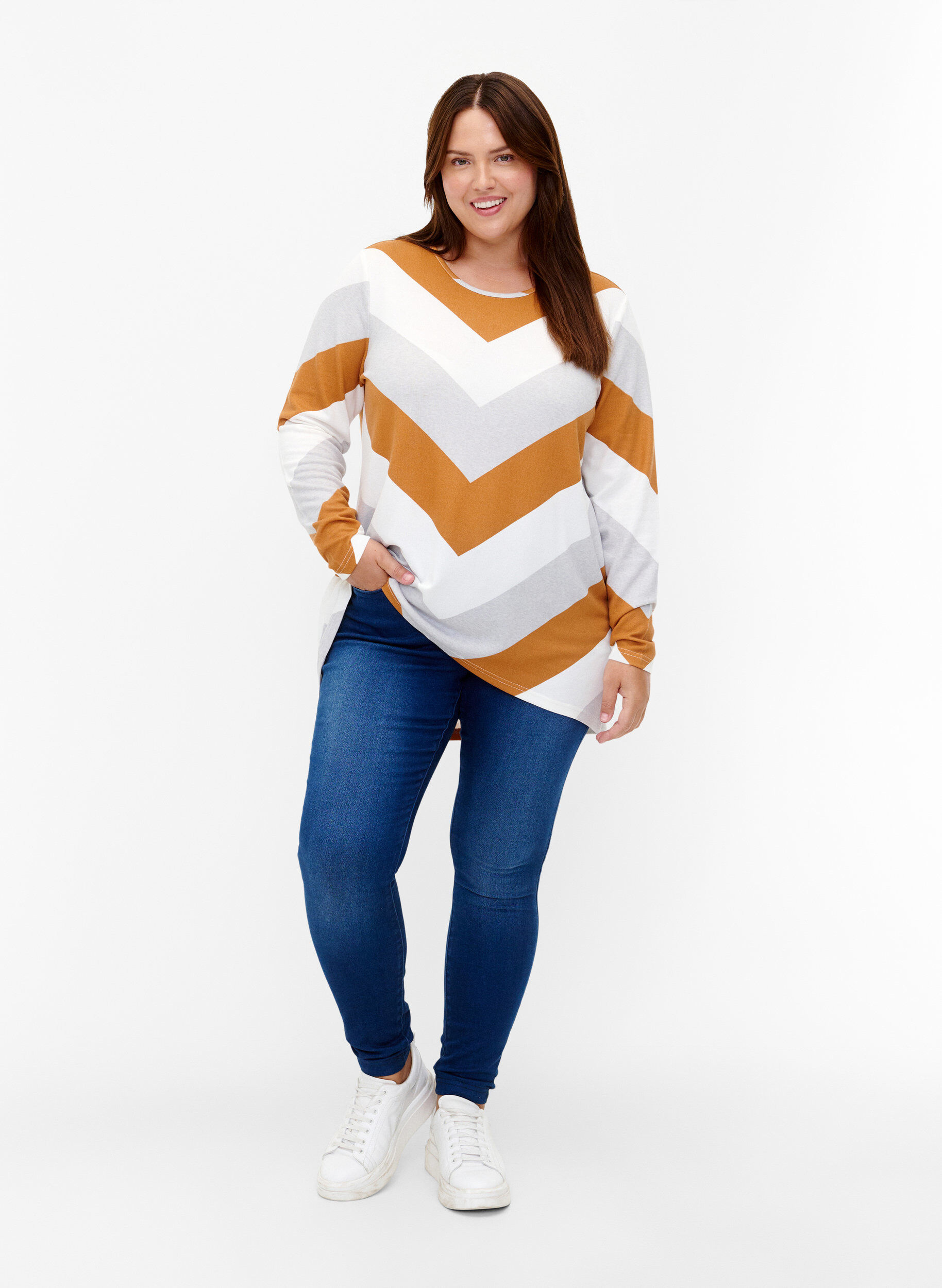 Zizzi M&oslash;nstret bluse med lange &aelig;rmer, Beige Zig Zag, Model image number 2