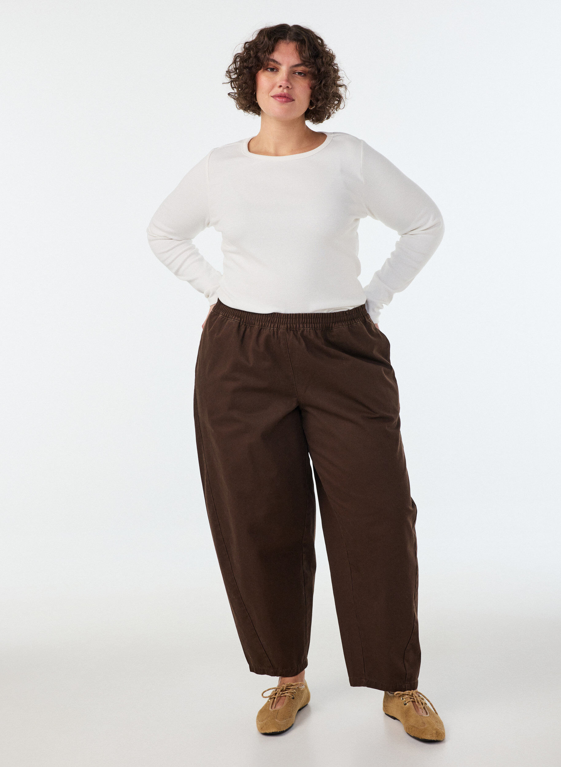 Barrel jeans med h&oslash;j talje og elastisk linning, Brun, Model