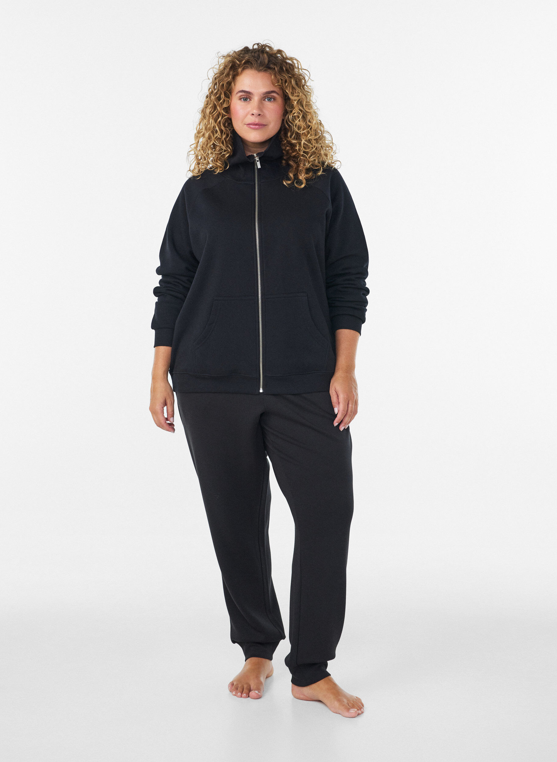 ZizziSweatcardigan med h&oslash;j krave og lynl&aring;s, Sort, Model image number 1
