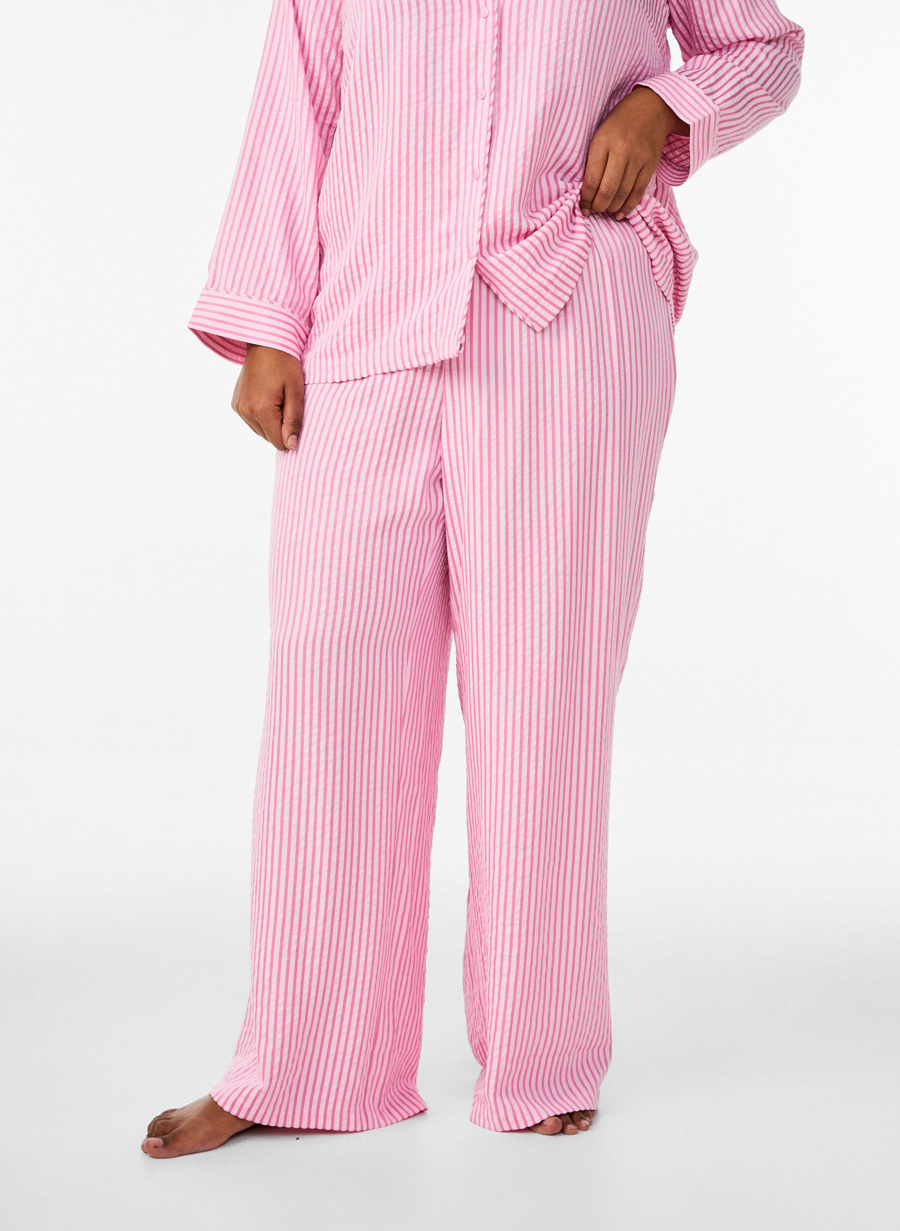 Zizzi L&oslash;se pyjamasbukser i b&aelig;k og b&oslash;lge med h&oslash;j talje, Lyser&oslash;d, Model image number 2