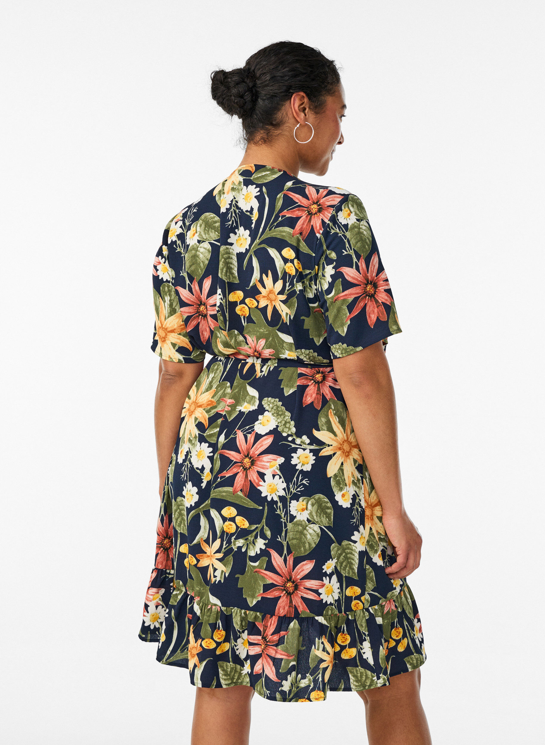 ZizziBlomstret wrapkjole med korte &aelig;rmer, Bl&aring;, Model image number 2