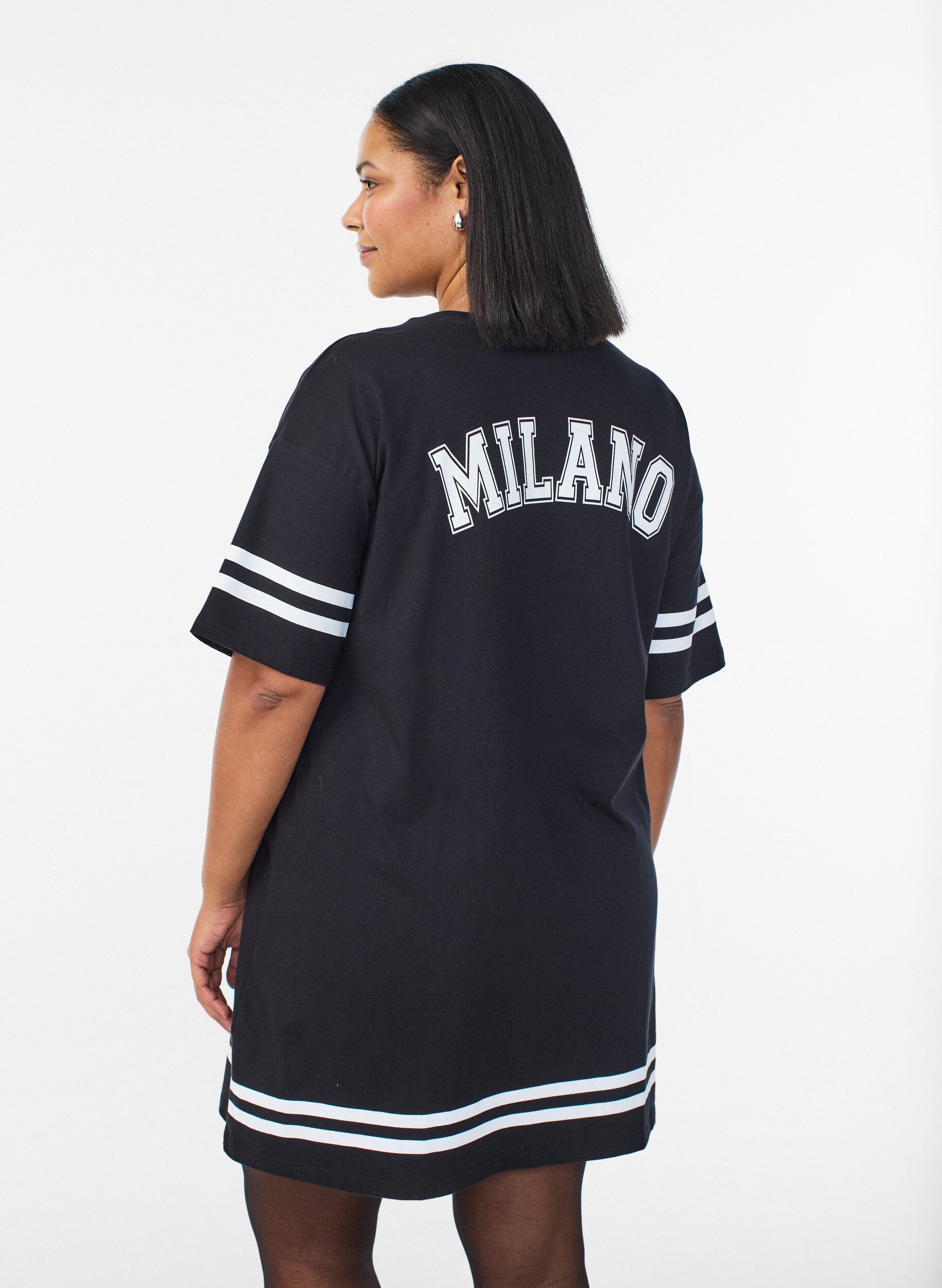 Zizzi Kort t-shirtkjole med sporty detaljer, Sort, Model image number 2