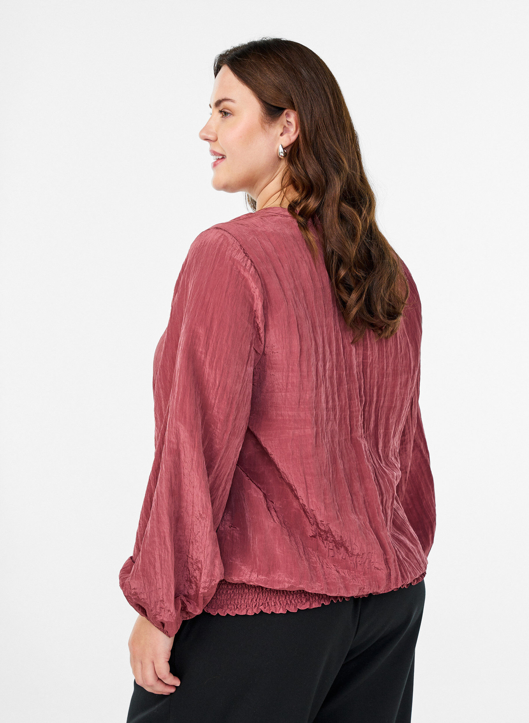 Zizzi Bluse med V-udsk&aelig;ring og kr&oslash;llet tekstur, Lyser&oslash;d, Model image number 2