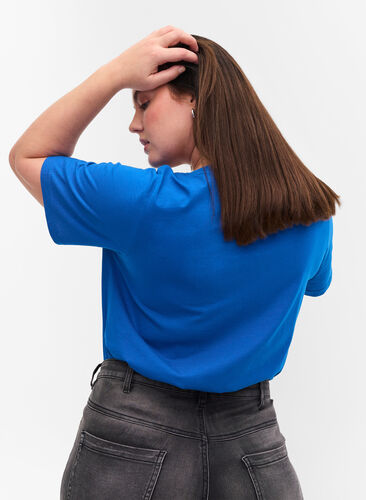 T-shirt i økologisk bomuld med v-udskæring, Princess Blue, Model image number 1