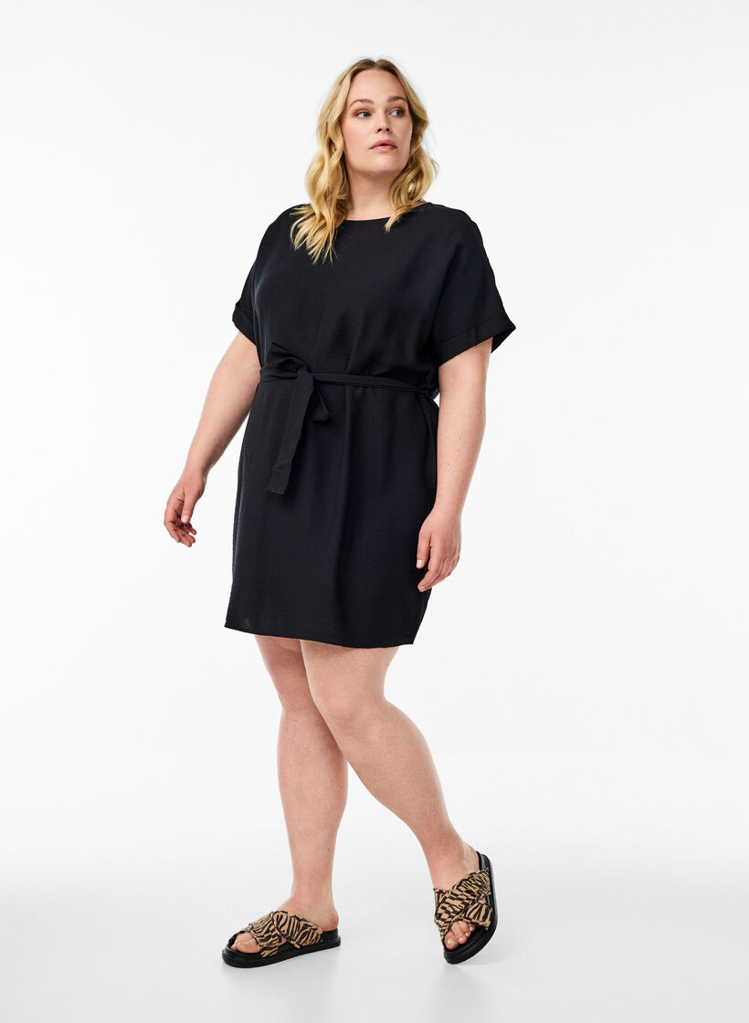 Kort kjole med løs pasform og bindebælte, Sort, Model image number 1