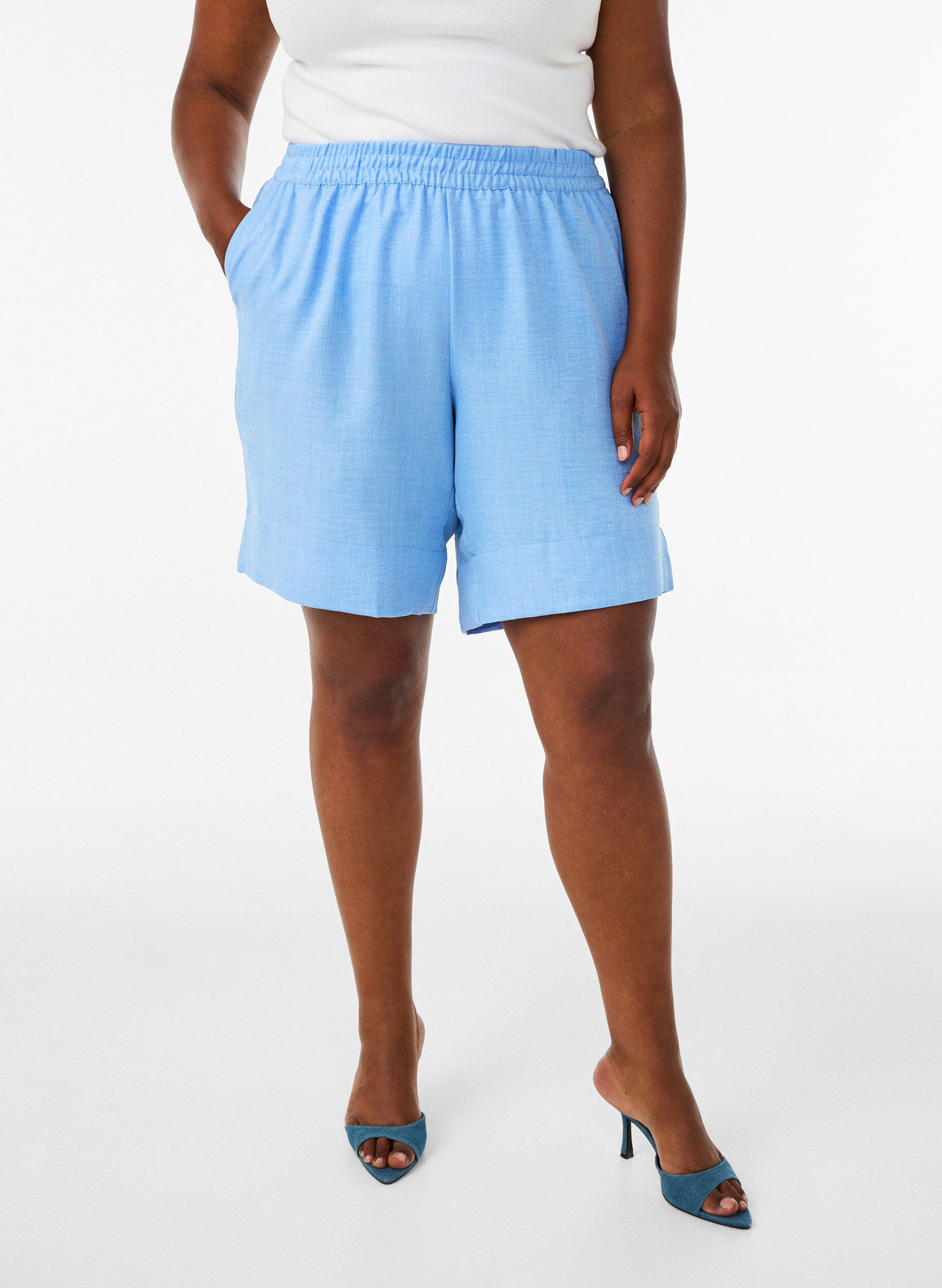 Shorts med lommer og h&oslash;j talje, Bl&aring;, Model