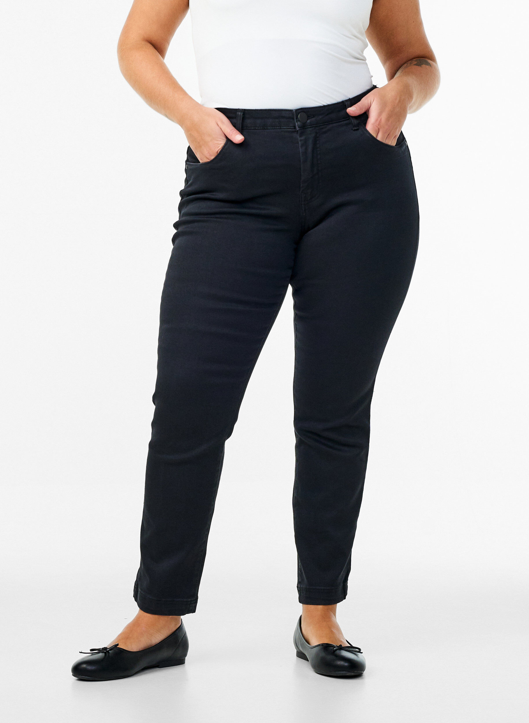 Zizzi Slim fit Emily jeans med regul&aelig;r talje, Sort, Model image number 2