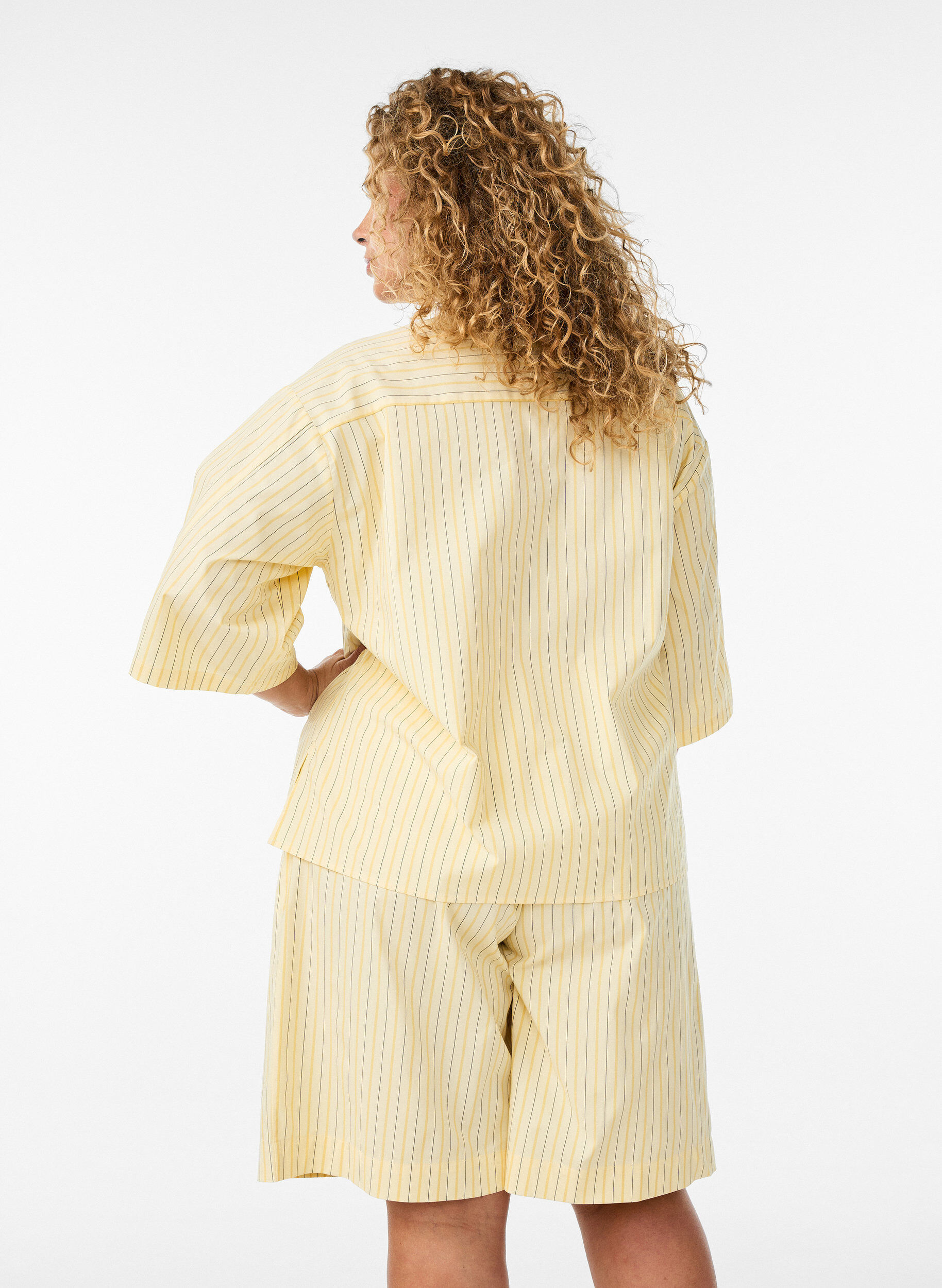 ZizziStribede shorts med h&oslash;j talje og l&oslash;s pasform, Gul, Model image number 2