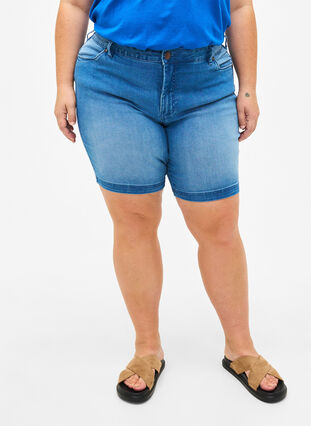 Slim fit Emily shorts med normal talje, Light blue denim, Model image number 2