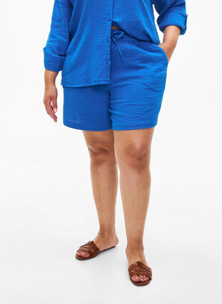 Shorts i bomuldsmusselin med lommer, Victoria blue, Model image number 2