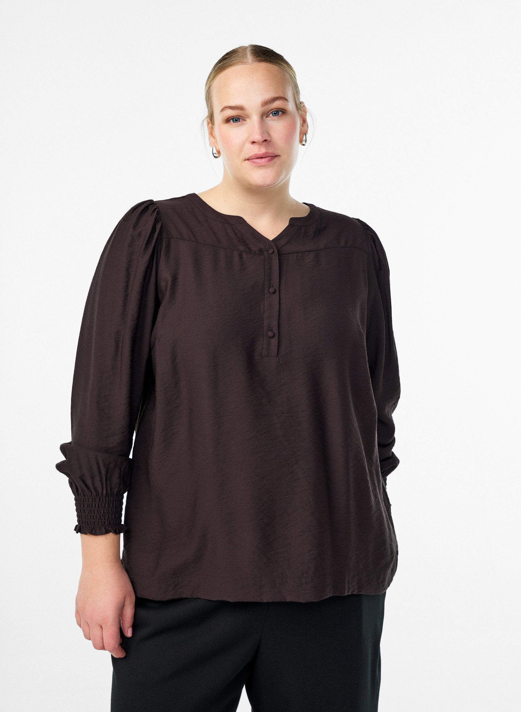 Viskosebluse med smock og rynkedetaljer, Brun, Model