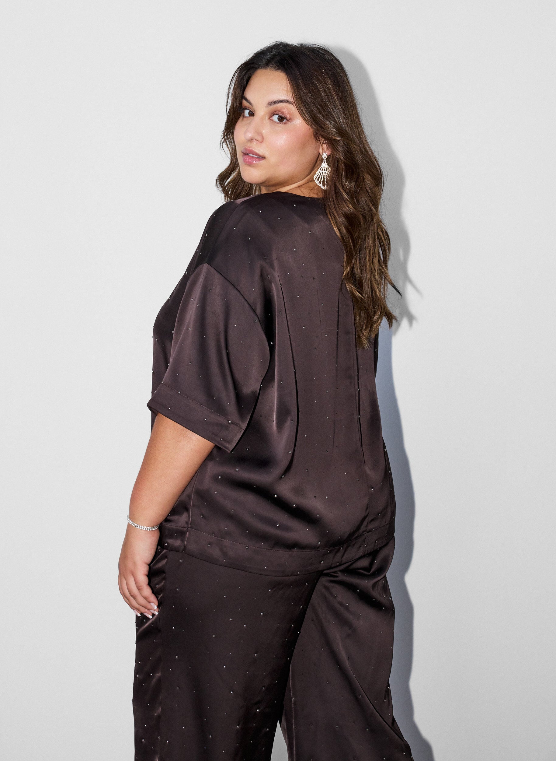 ZizziSatinbluse med rhinsten og albuelange &aelig;rmer, Brun, Model image number 2